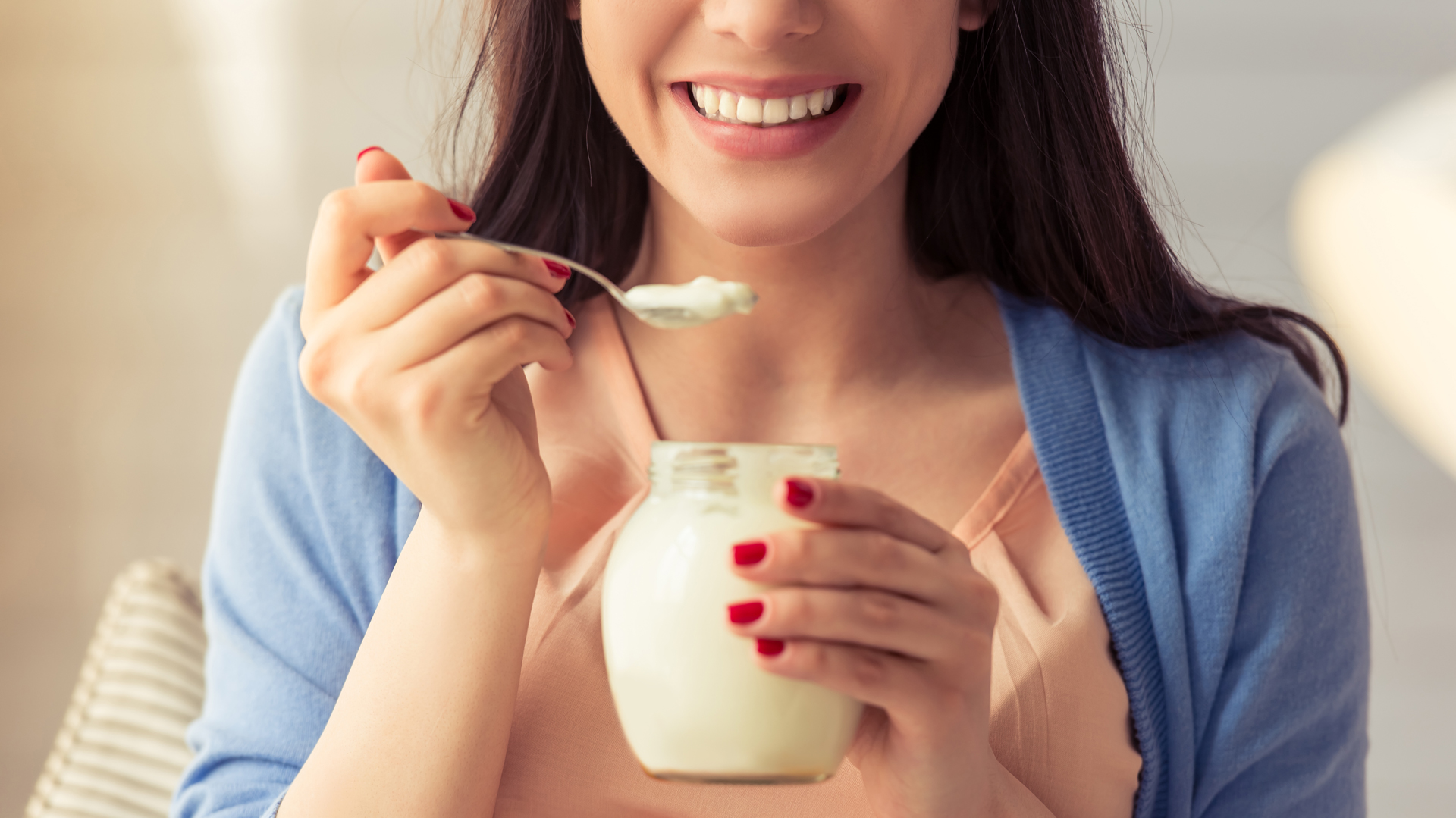 Las cepas de proteínas y bacterias saludables en el yogur griego cumplen funciones antiinflamatorias (Getty) 