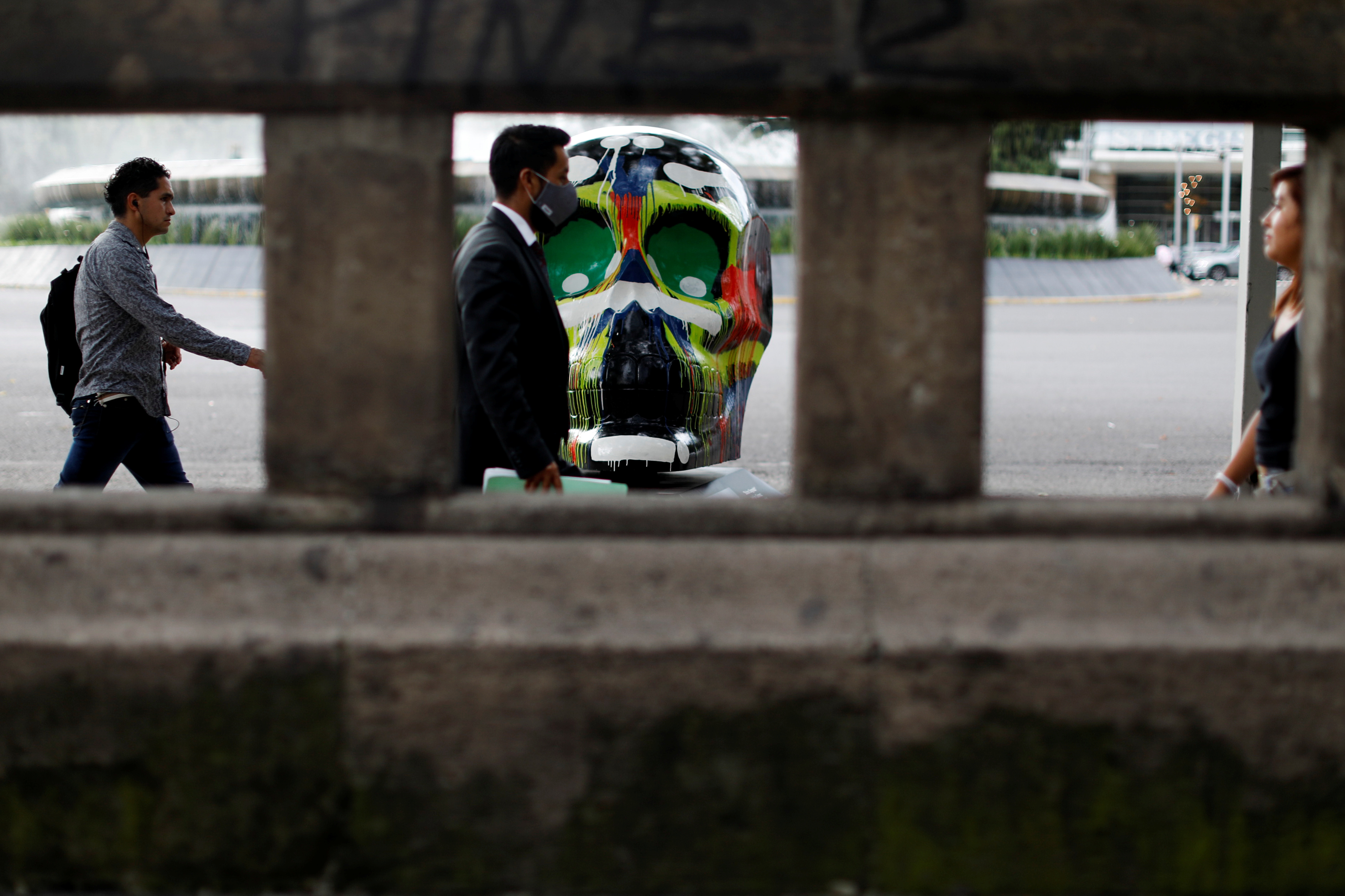 Se exhiben coloridas calaveras en la calle antes del Día de Muertos, en la Ciudad de México.