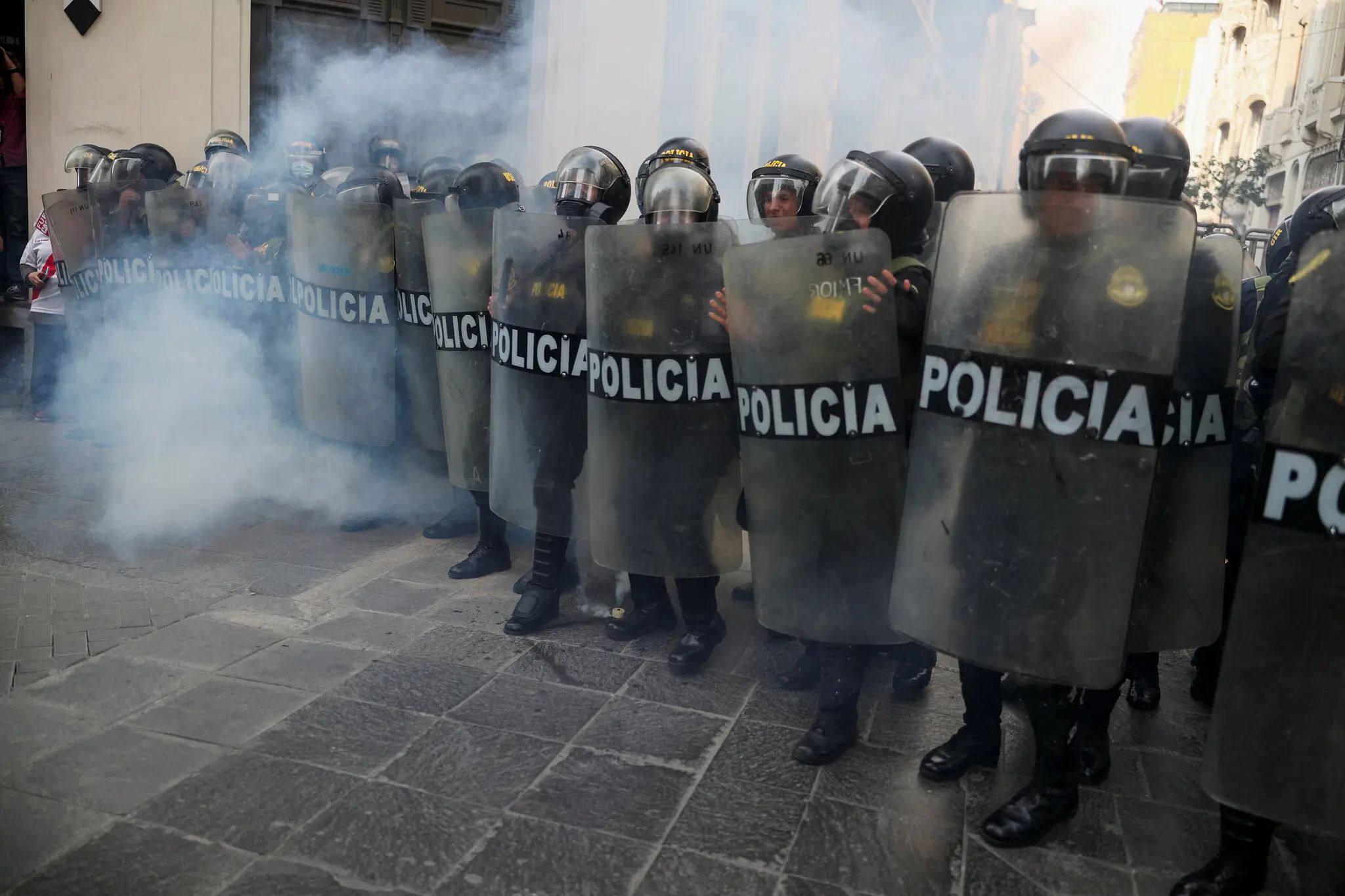 Oficiales de policía durante una protesta contra Castillo y su gobierno que fue realizada el mes pasado, en Lima| Sebastián Castañeda/Reuters