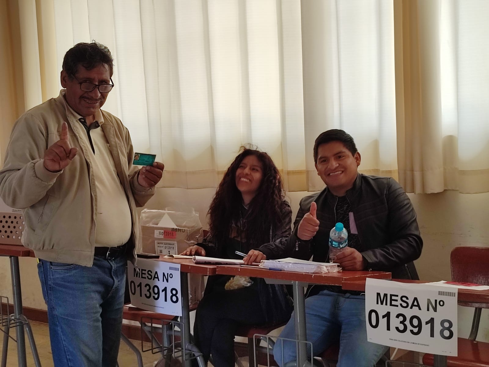 Miembros de mesa reciben al electorado en la Universidad Nacional de San Antonio Abad del Cusco.