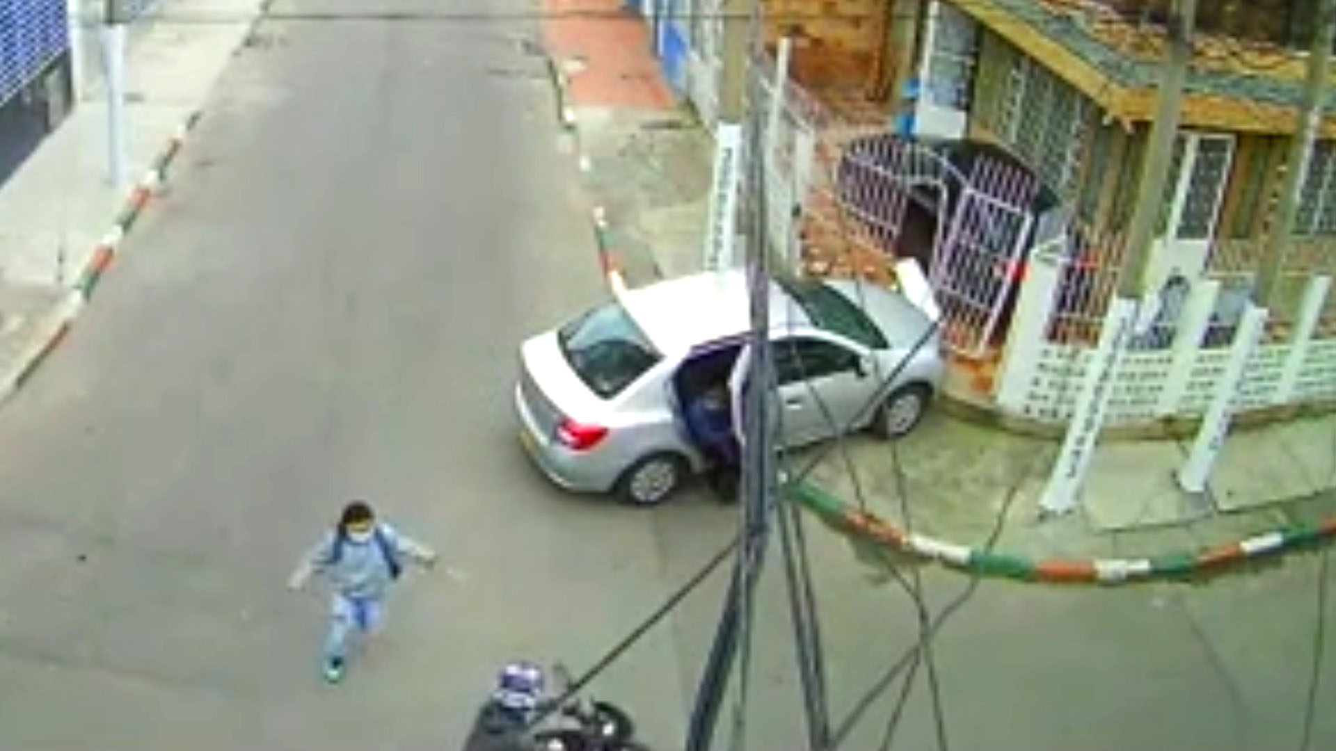 Imágenes del momento en el que el vehículo, en el que el hombre asesinado se movilizaba, se estrella contra una casa en el barrio La Alquería. Foto: Captura de pantalla de video