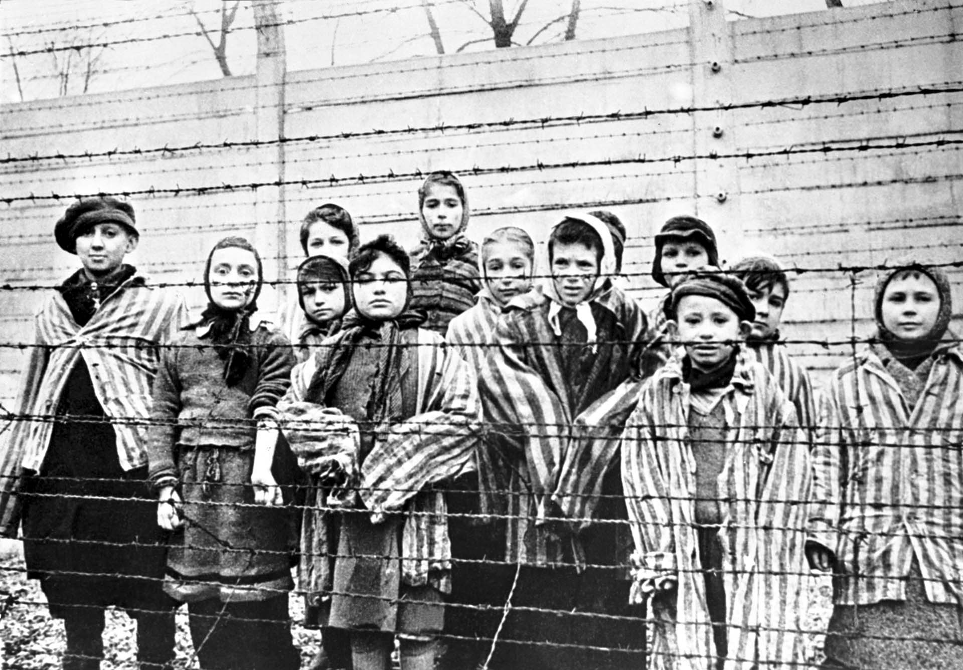 Niños en el campo de concentración de Auschwitz, donde Mengele experimentaba con gemelos (Alexander Vorontsov/Galerie Bilderwelt/Getty Images)
