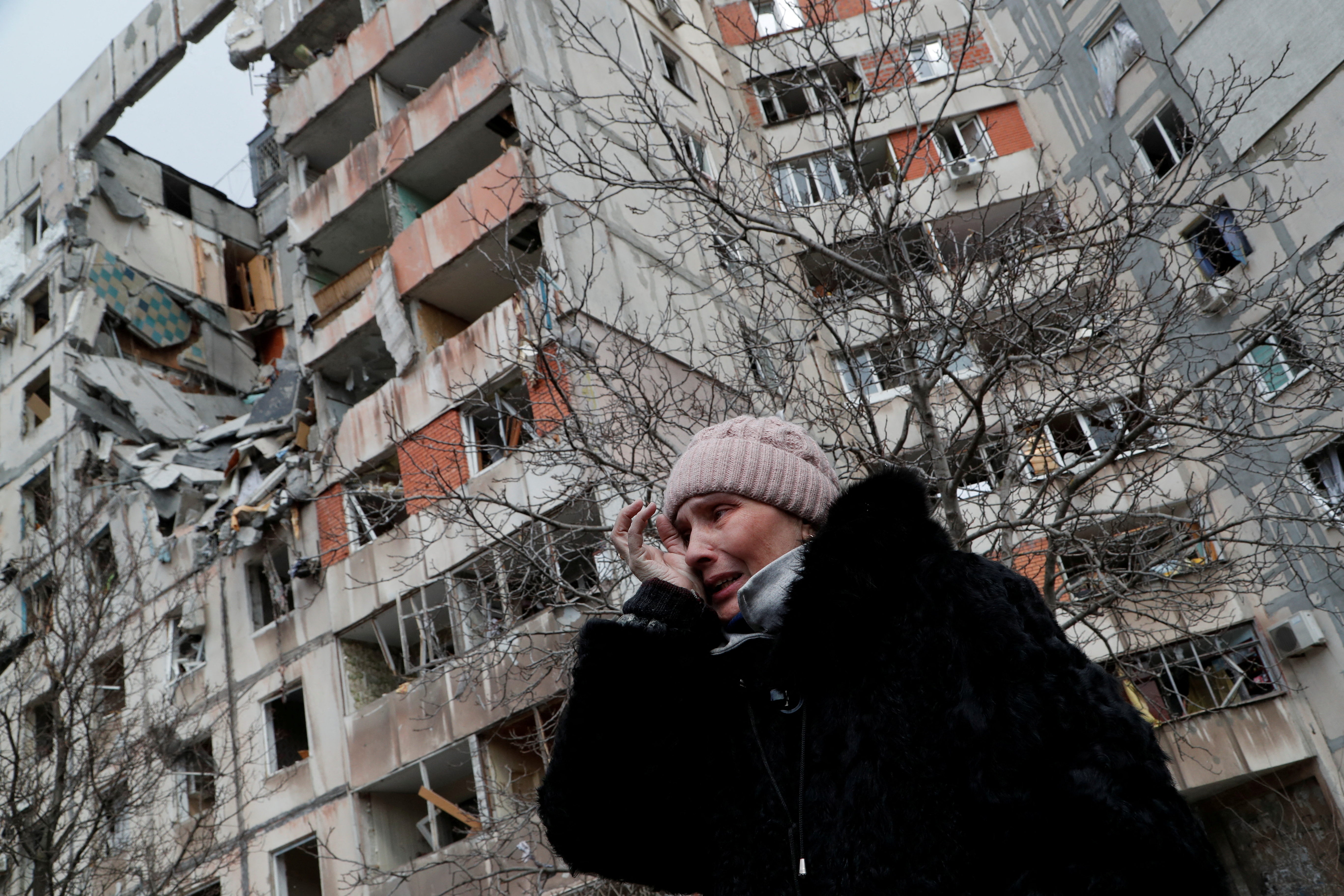Как живут люди в харькове. Разрушенные города Украины 2022 Мариуполь. Здание рушится. Разрушенный дом в Мариуполе. Руины Мариуполя.