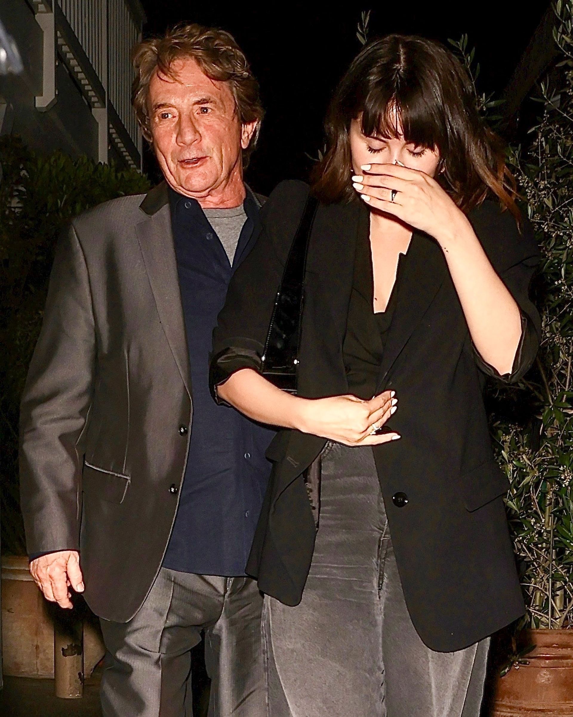 No quiso fotos. Selena Gomez fue a comer con Martin Short a un restaurante de Santa Mónica y cuando vio que había fotógrafos se tapó la cara buscando mantener el bajo perfil. Él, en tanto, no tuvo reparos en que lo fotografíen
