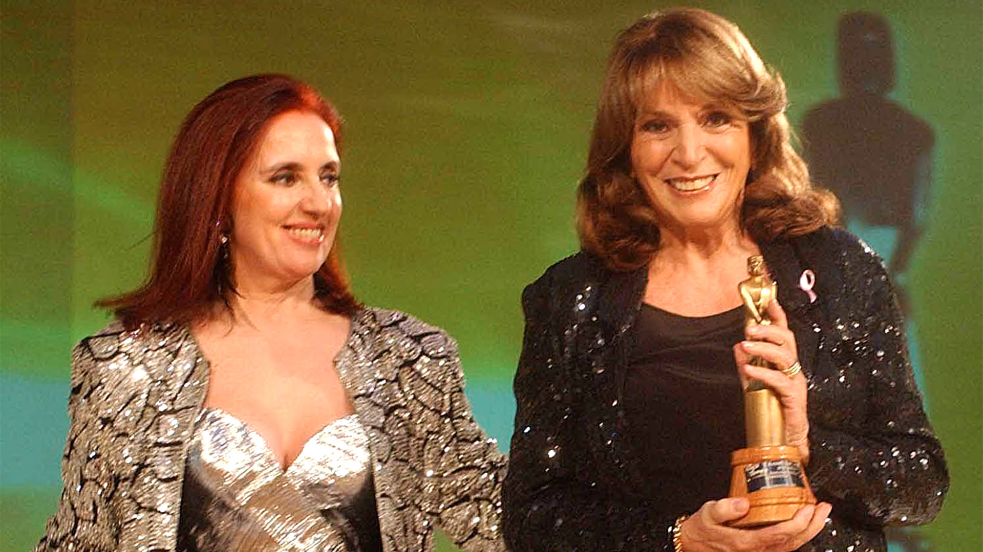 La conductora Magdalena Ruiz Guiñazú posa junto al  Martín Fierro que la consagró como mejor labor periodística en radio (Foto: Telam)