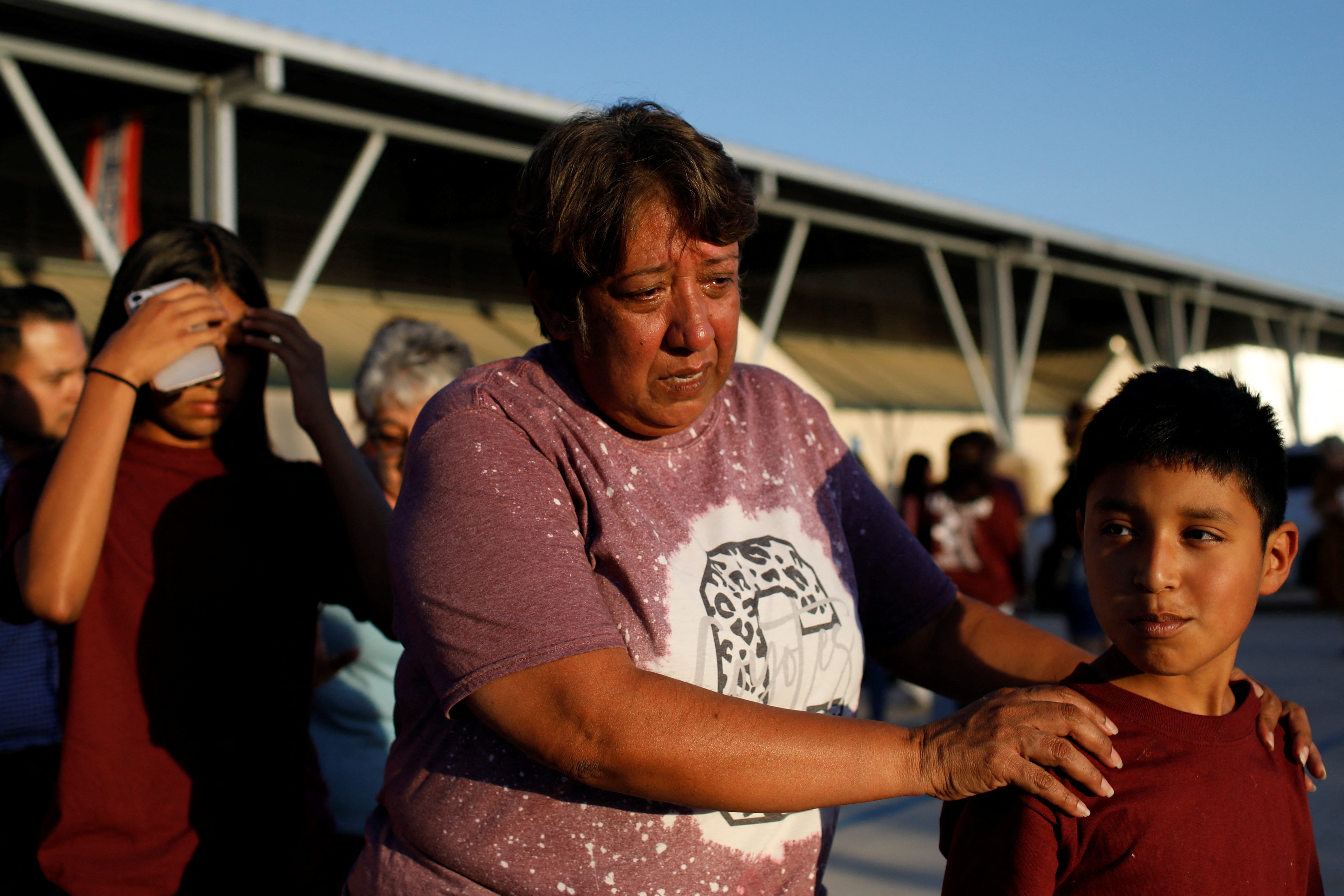 Personas afectdas por la trágica noticia de las víctimas de la masacre de Texas
