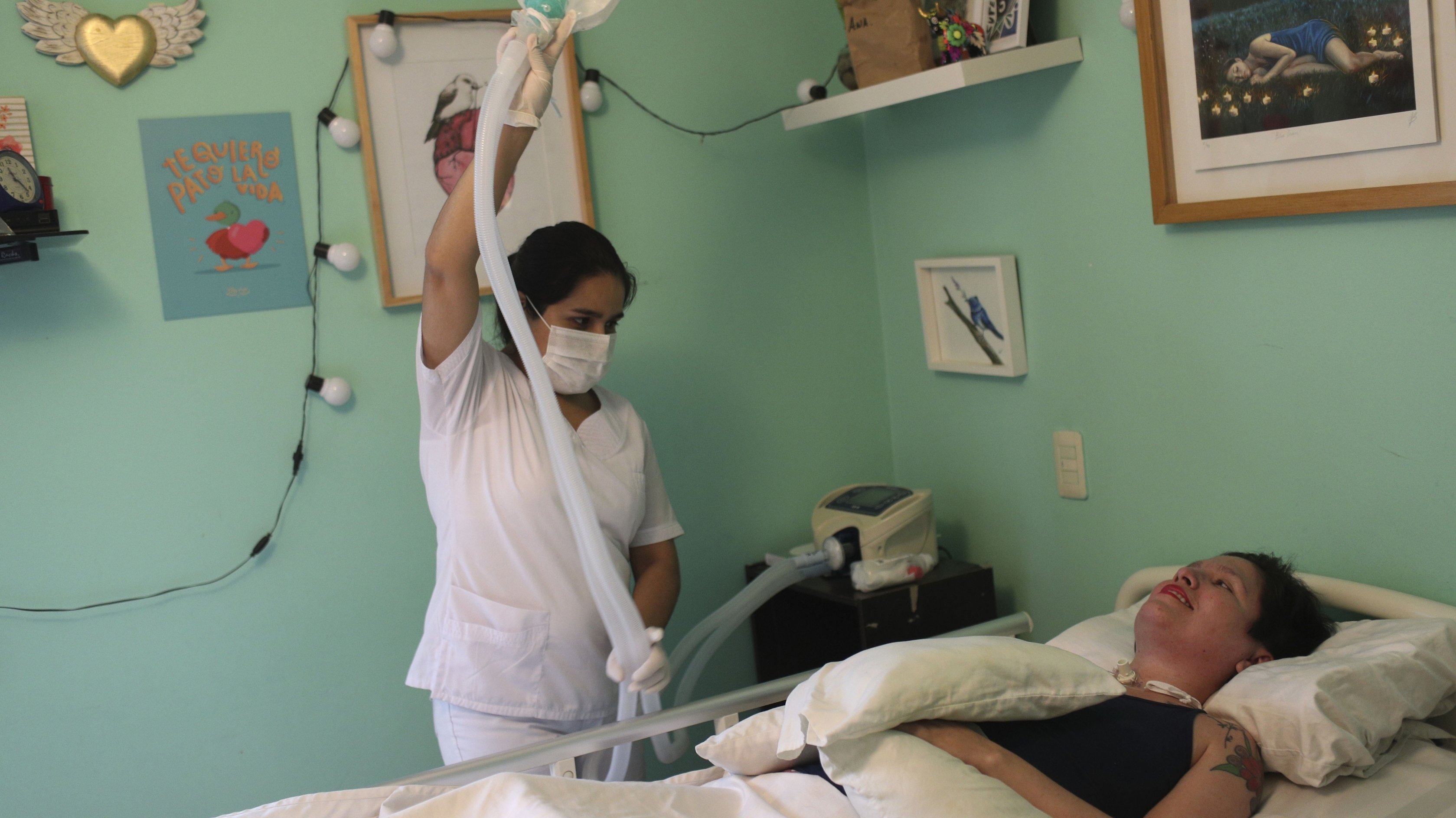 Desde hace varios años Estrada está asistida por una enfermera y “postrada en una cama, conectada a un ventilador” para respirar (AP Photo/Martin Mejia)