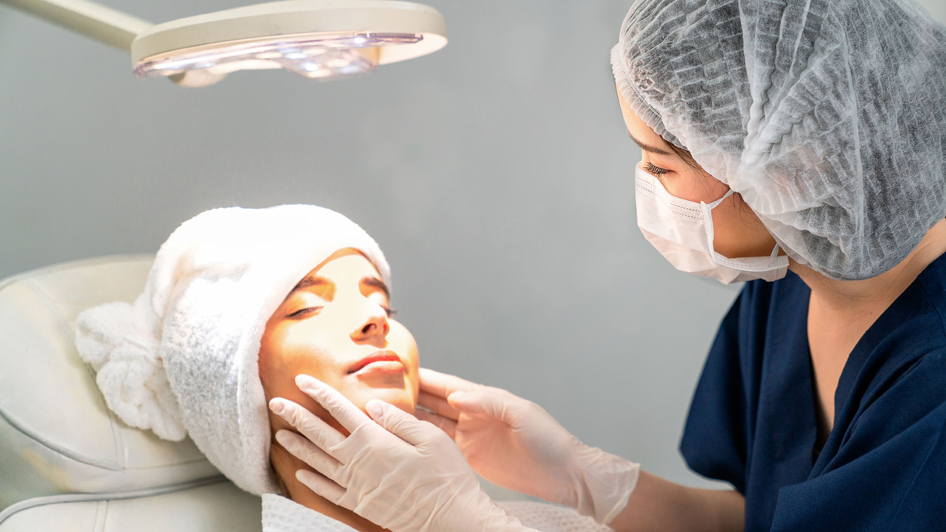 Existe un importante número de tratamientos para reducir los efectos del uso excesivo del celular en el rostro / 