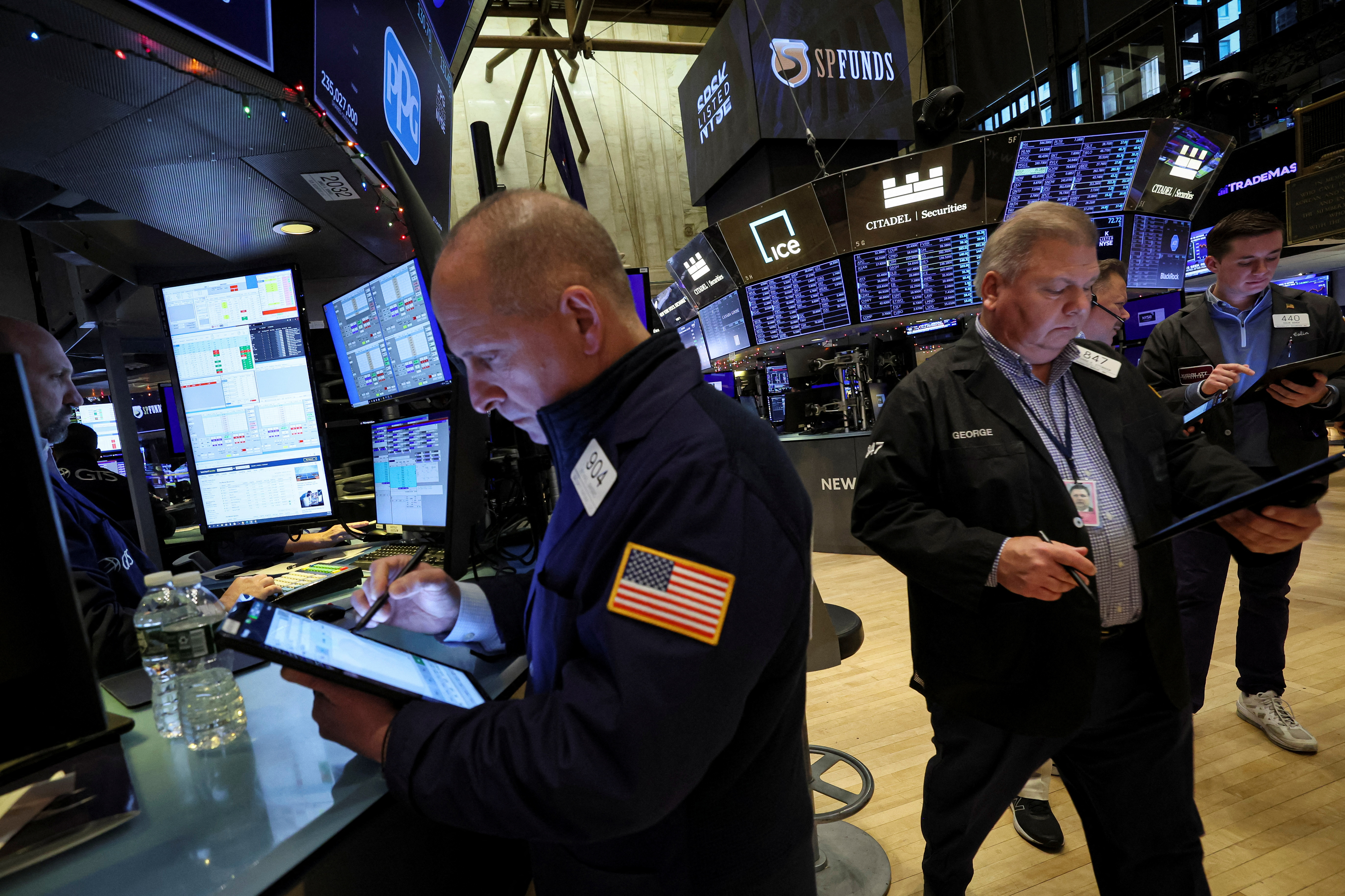 Traders work on the floor of the New York Stock Exchange (NYSE) in New York City, U.S., November 29, 2022.  REUTERS/Brendan McDermid