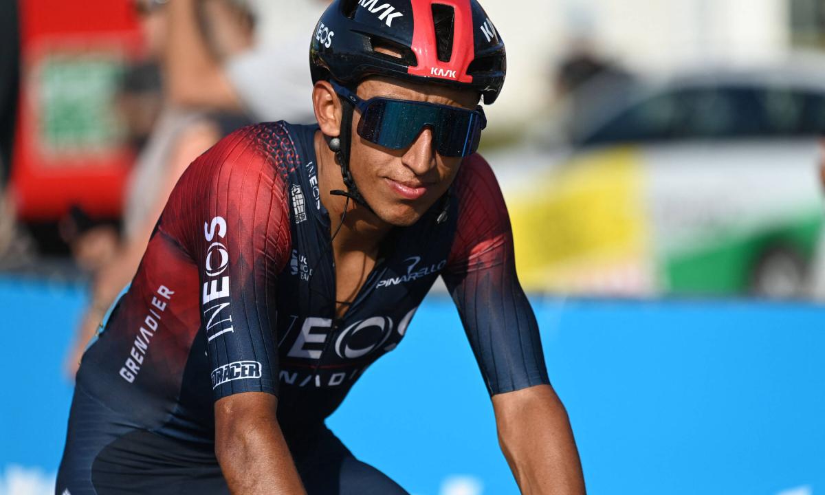 Egan Bernal no estará en la Vuelta a Andalucía: todavía tiene molestias en su rodilla