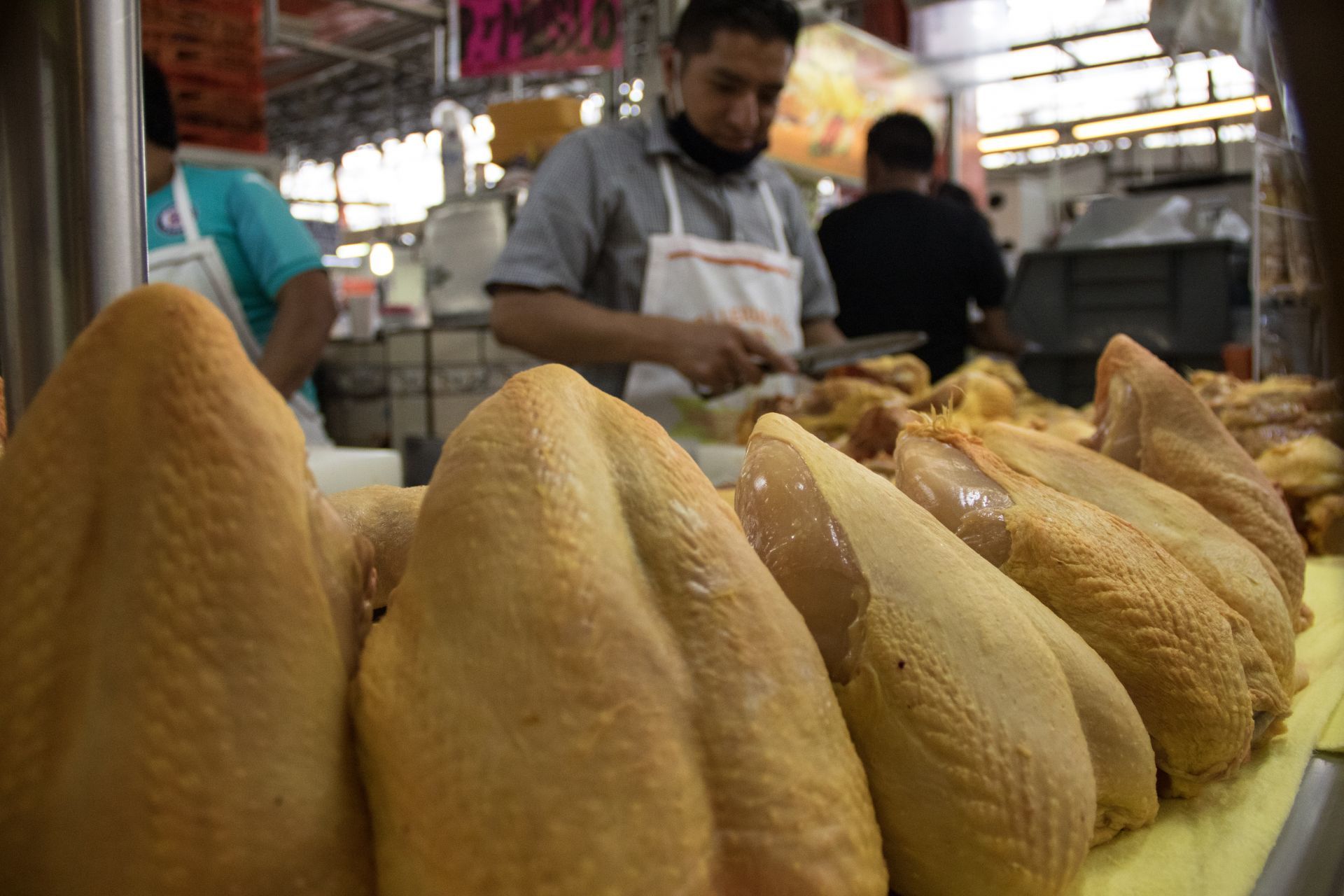 El pollo también aumentará en la zona sur del país, el cual está en 70 pesos el kilogramo o hasta 85, la causa puede ser la sequía intensa que afectó hace meses a los productores de la región, no sólo del sur de Tamaulipas, sino también del Norte de Veracruz.
(FOTO: VICTORIA VALTIERRA/CUARTOSCURO.COM)