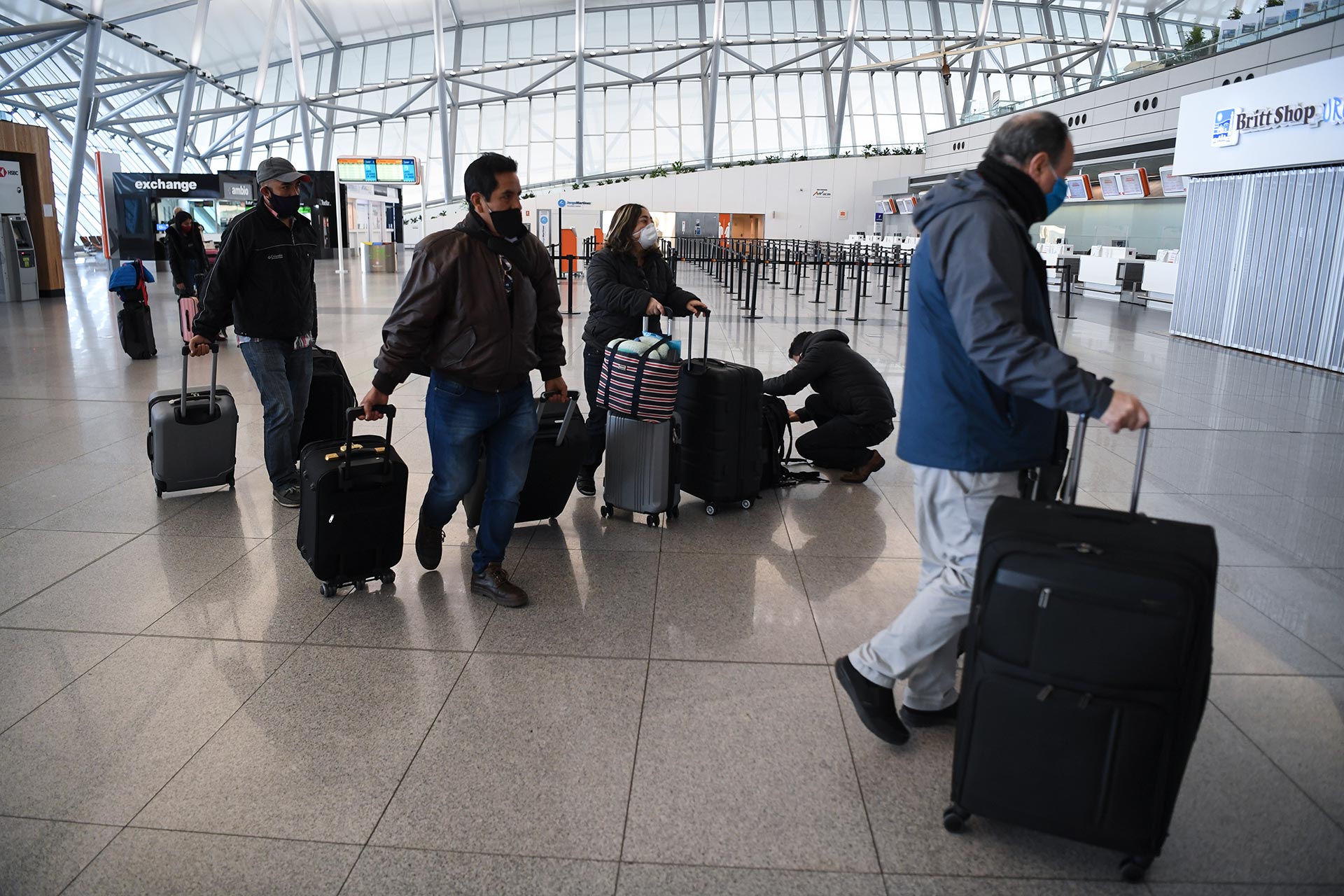 Personas en el aeropuerto de Montevideo. (AFP)