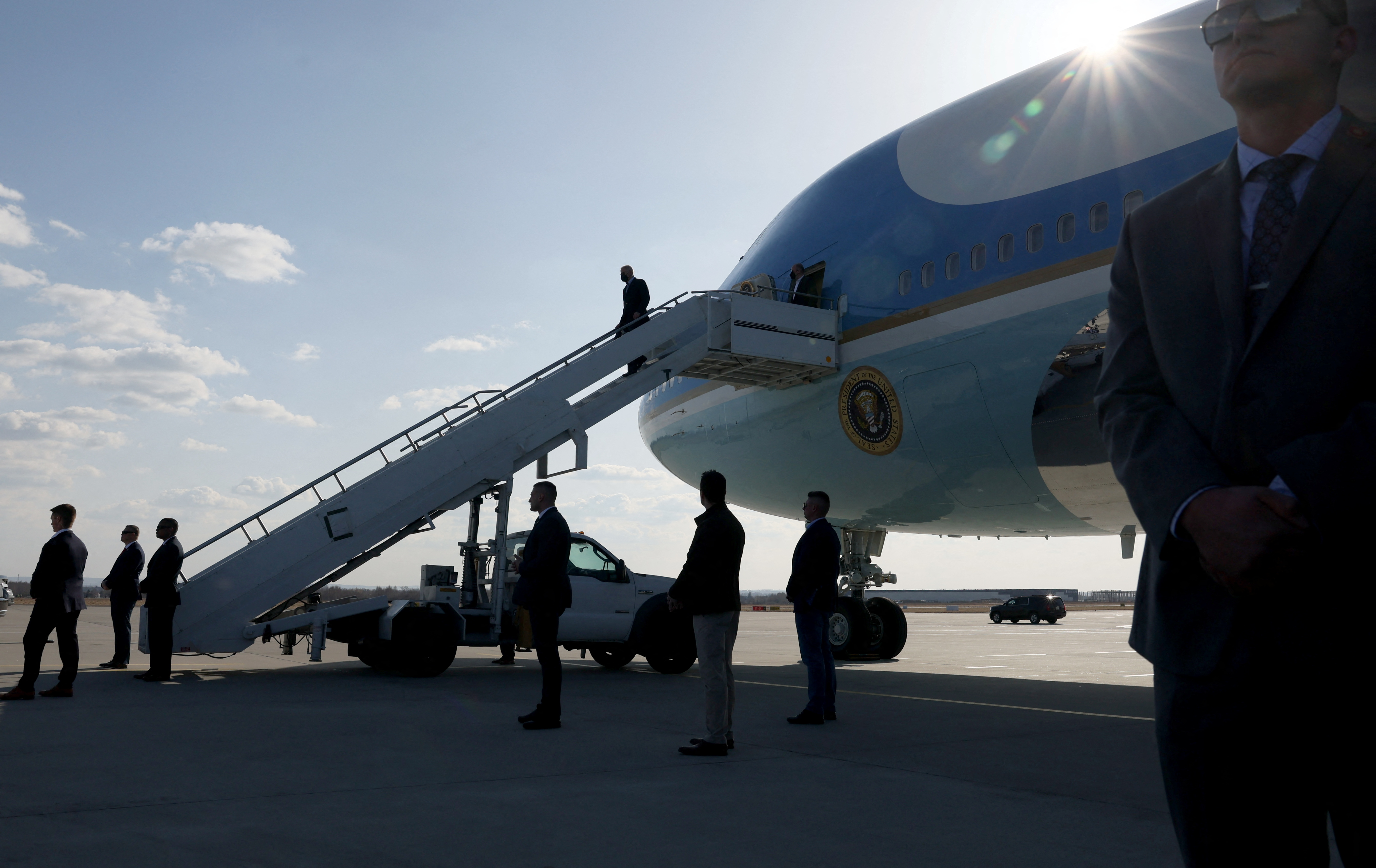 El presidente de Estados Unidos, Joe Biden, baja del Air Force One a su llegada al aeropuerto de Rzeszow-Jasionka, en Jasionka, cerca de Rzeszow, Polonia, el 25 de marzo de 2022. REUTERS/Evelyn Hockstein