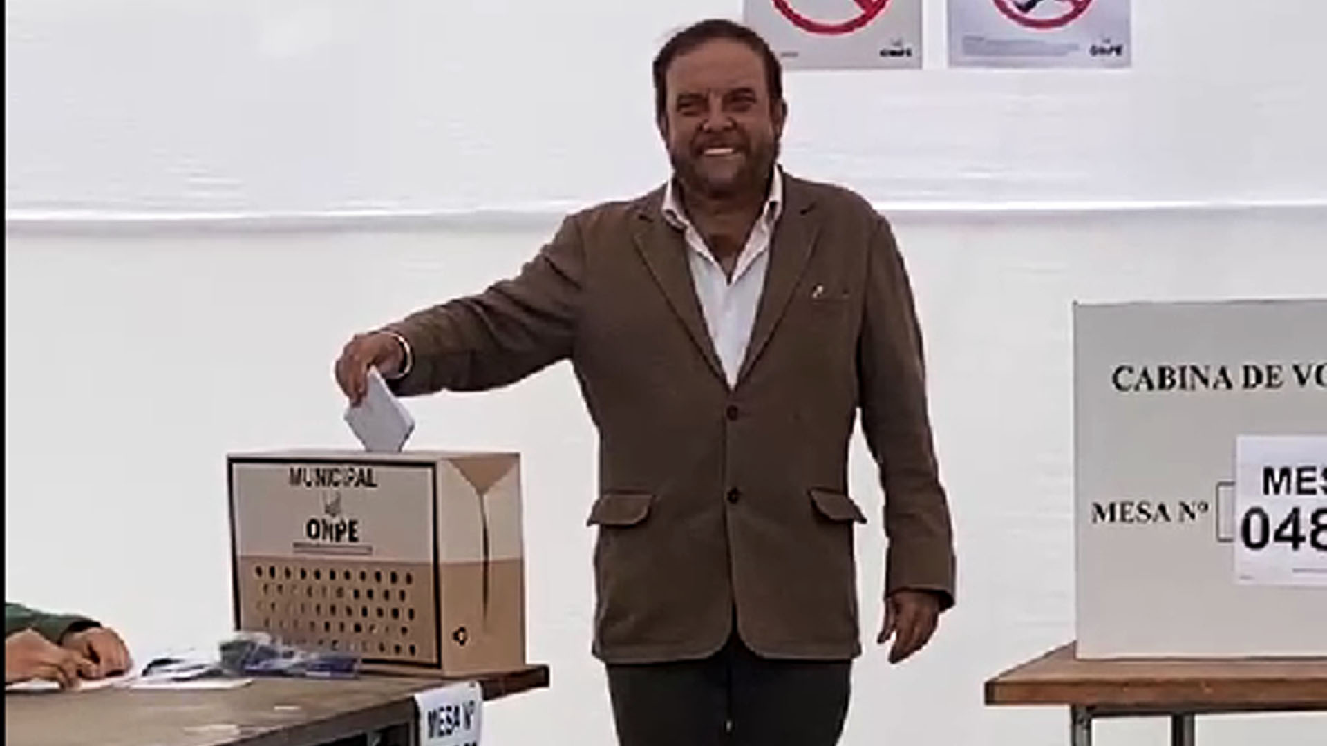 Gonzalo Alegría voted in Surco.