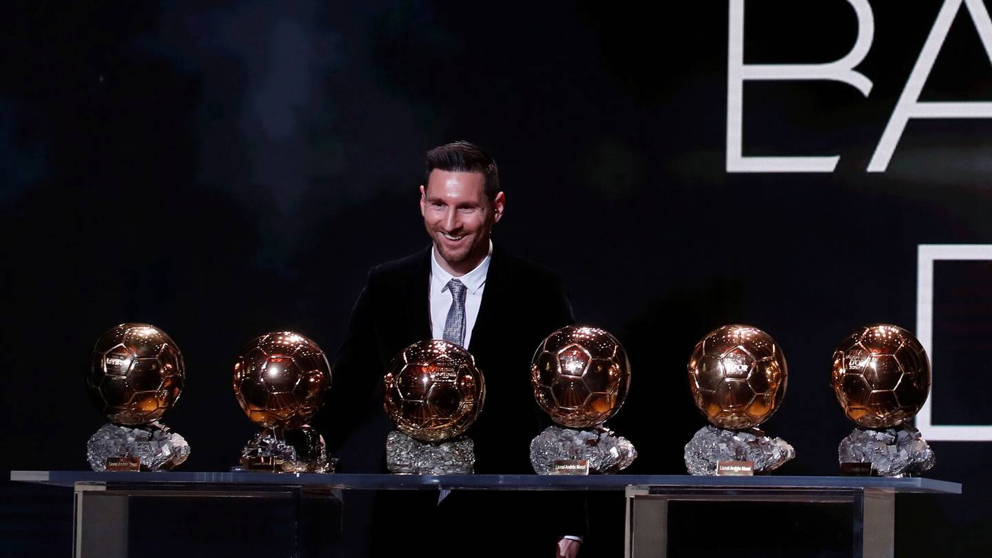 Lionel Messi posando junto a sus 6 balones de oro.