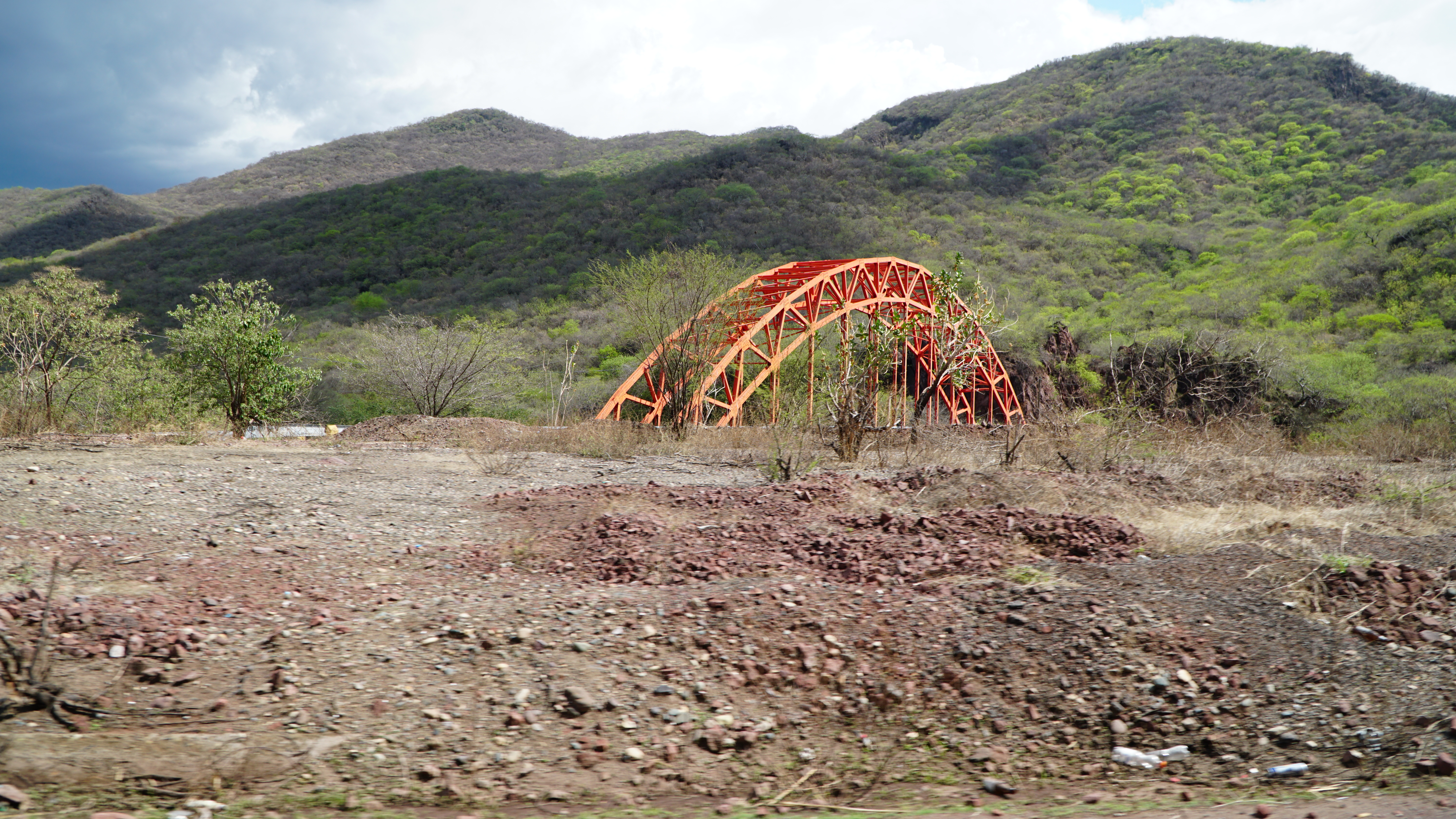 El puente de fierro marca la frontera criminal en Tierra Caliente (Foto: J.M. Mariscal/Infobae México)