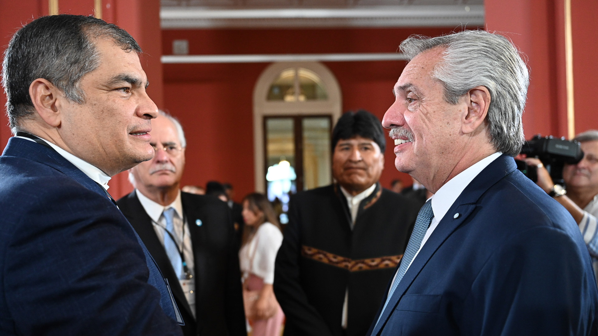 Alberto Fernández saluda en el Salón de los Pueblos Originarios de la Casa Rosada al ex presidente ecuatoriano, Rafael Correa. Detrás los observan el ministro de Defensa, Jorge Taiana y el ex mandatario boliviano, Evo Morales.