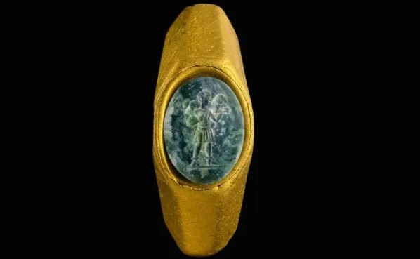 Histórico: rescatan del fondo del mar un anillo del siglo III que tiene tallada una imagen de Jesús 