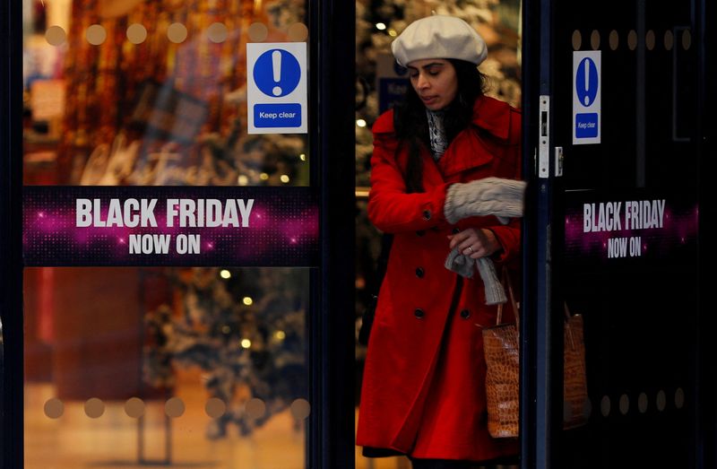 FOTO DE ARCHIVO: Un cartel anuncia las ofertas del Black Friday en una tienda de House of Fraser en Manchester, Reino Unido, 22 de noviembre de 2019. REUTERS/Phil Noble