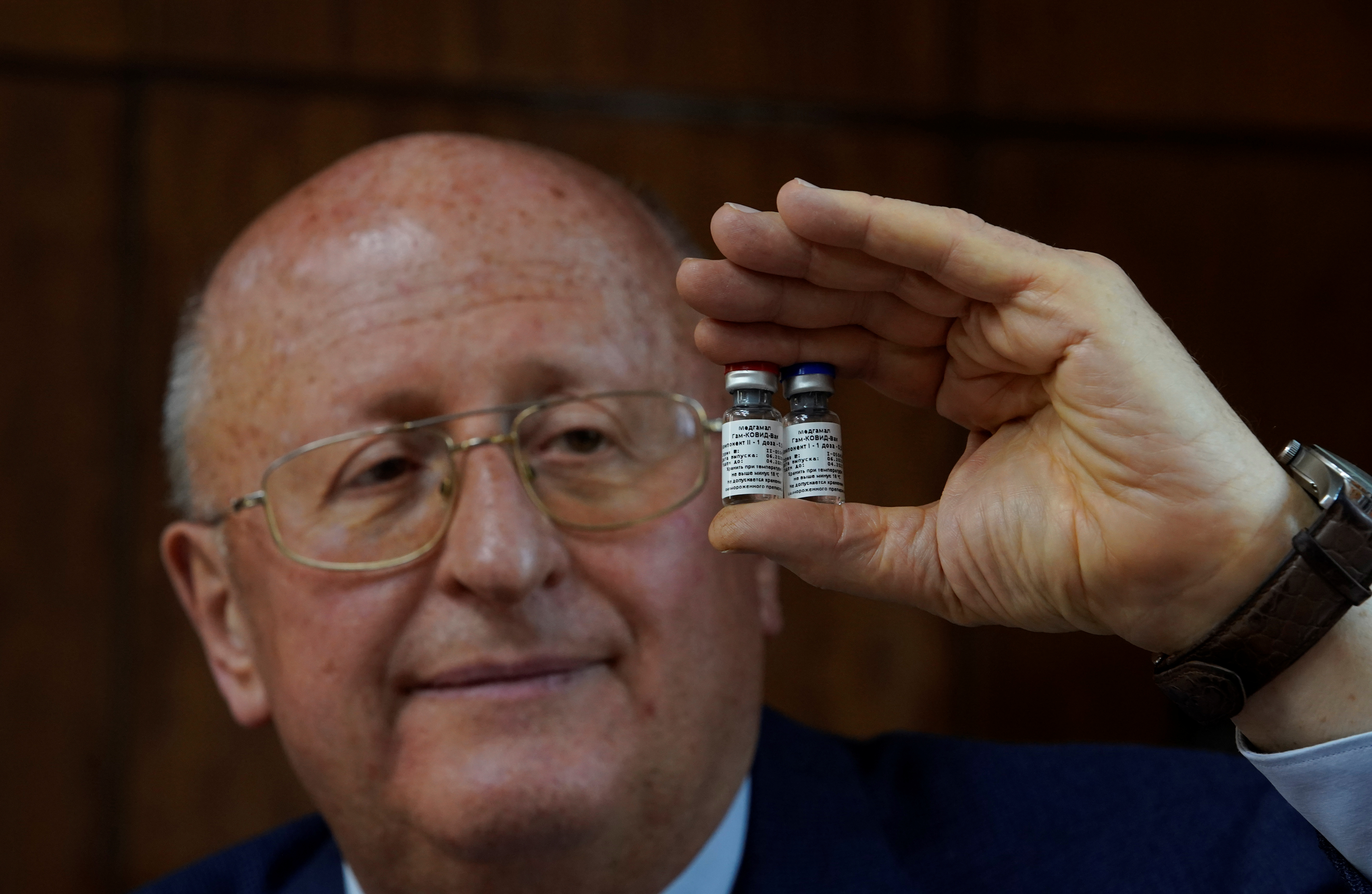 Alexander Gintsburg, director del Centro Nacional ruso de Investigación de Epidemiología y Microbiología Gamaleya, muestra las vacunas rusas contra COVID-19 - REUTERS/Tatyana Makeyeva
