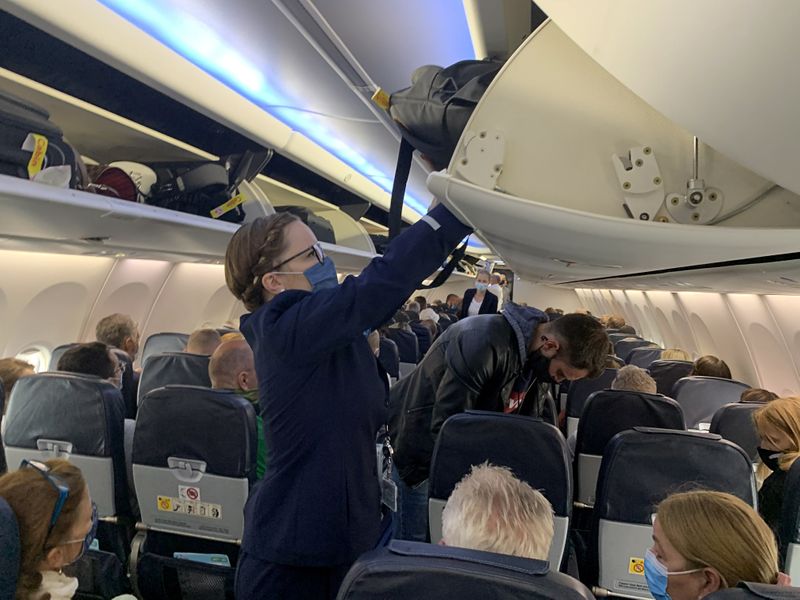 Las azafatas ayudan a los pasajeros durante el vuelo. REUTERS/Erol Dogrudogan