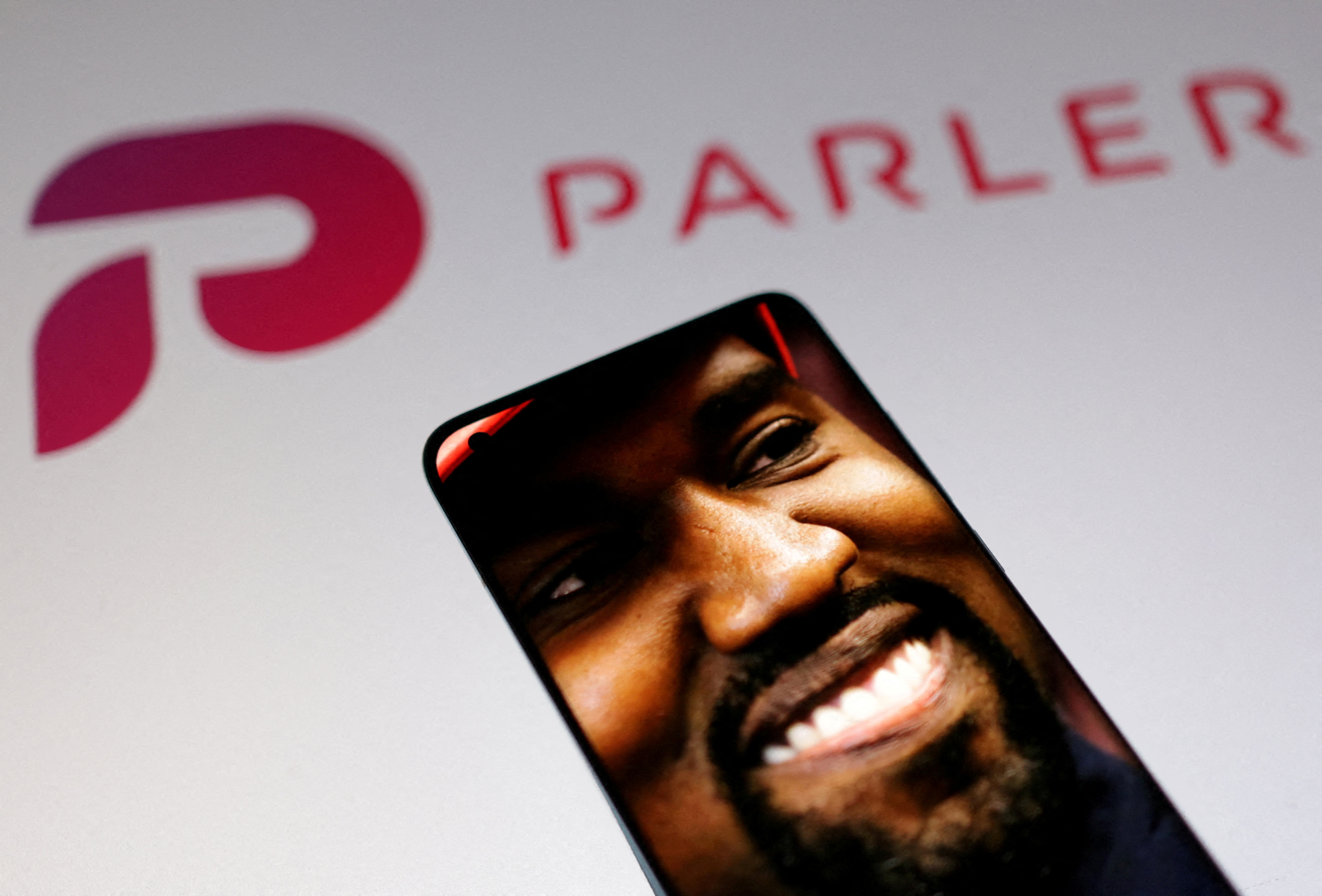Tras ser bloqueado en redes sociales por sus posteos antisemitas, Kanye West quiere comprar la ultraconservadora Parler (REUTERS/Dado Ruvic/Illustration)