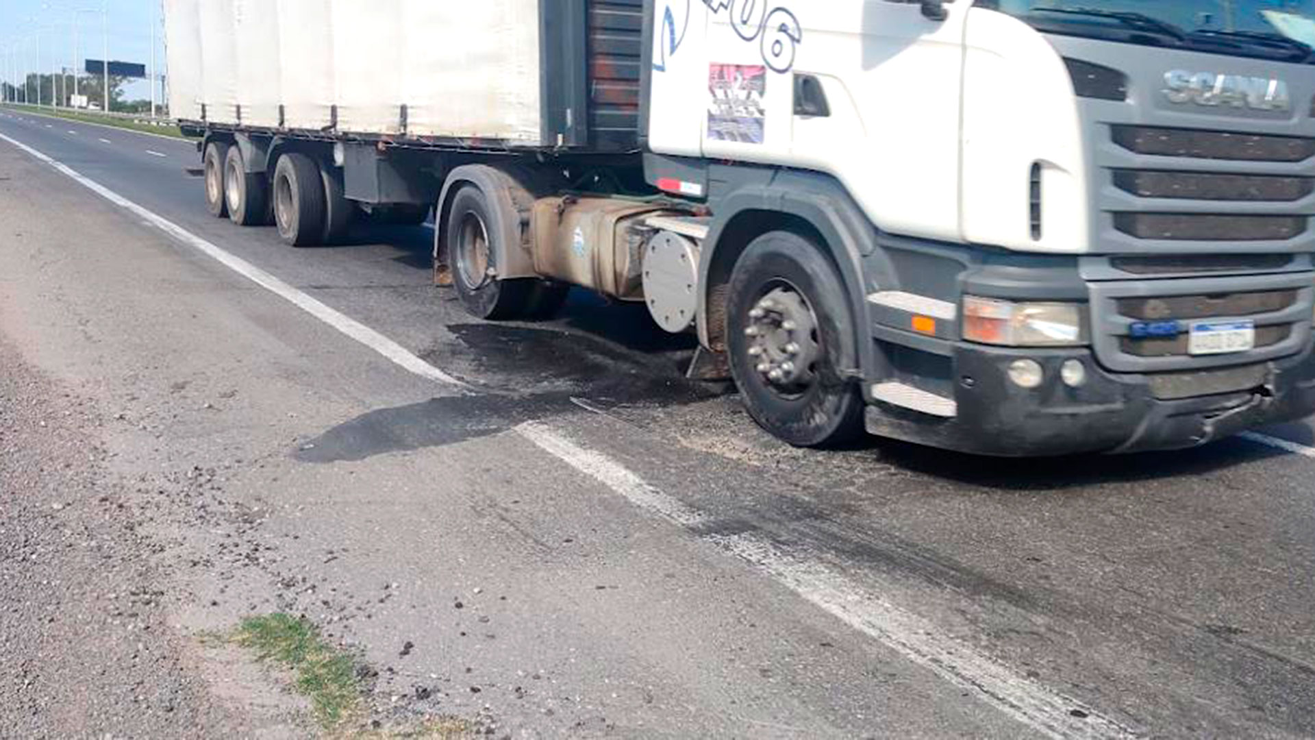 Empresas del transporte de carga denuncian el mal estado de la Autopista Rosario-Santa Fe. (FADEEAC) 