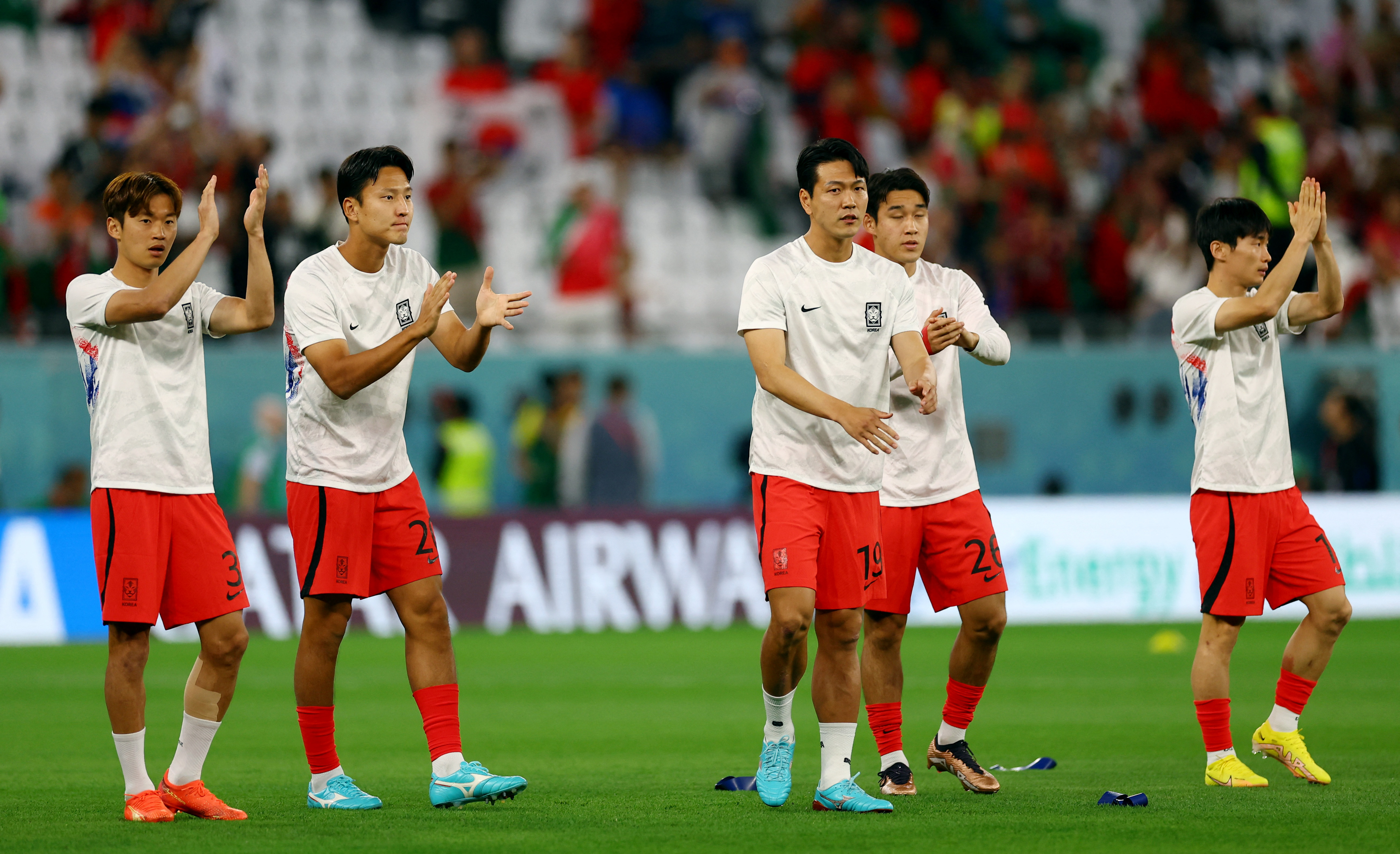 Kim Jin-su, Kwon Kyung-won, Kim Young-gwon en el calentamiento previo al inicio del partido contra Portugal.  REUTERS/Kai Pfaffenbach