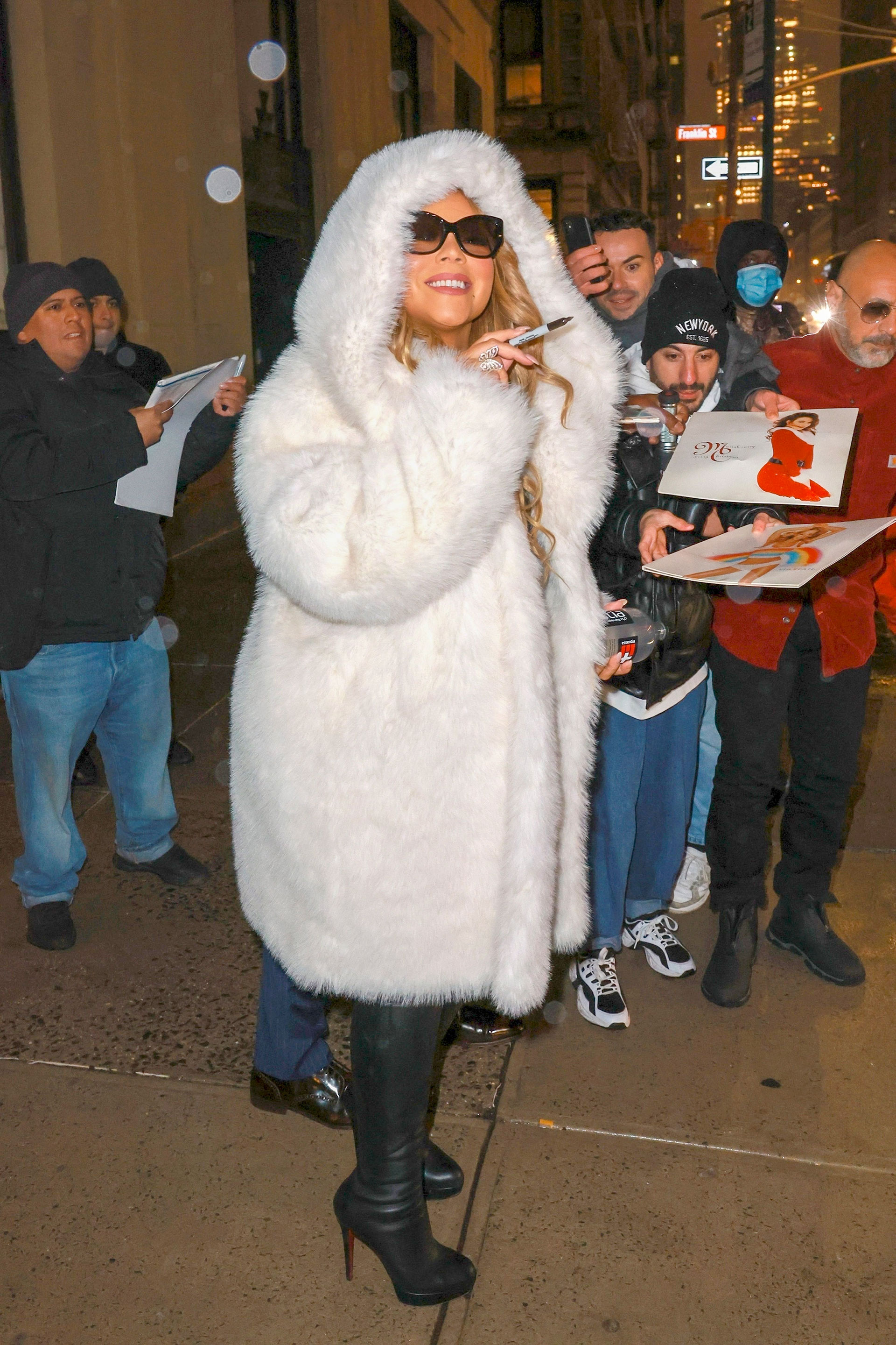 Mariah Carey, en el momento del año donde más suena en las radios, firmó autógrafos para sus fans mientras se dirigía al Madison Square Garden para su concierto de Navidad
