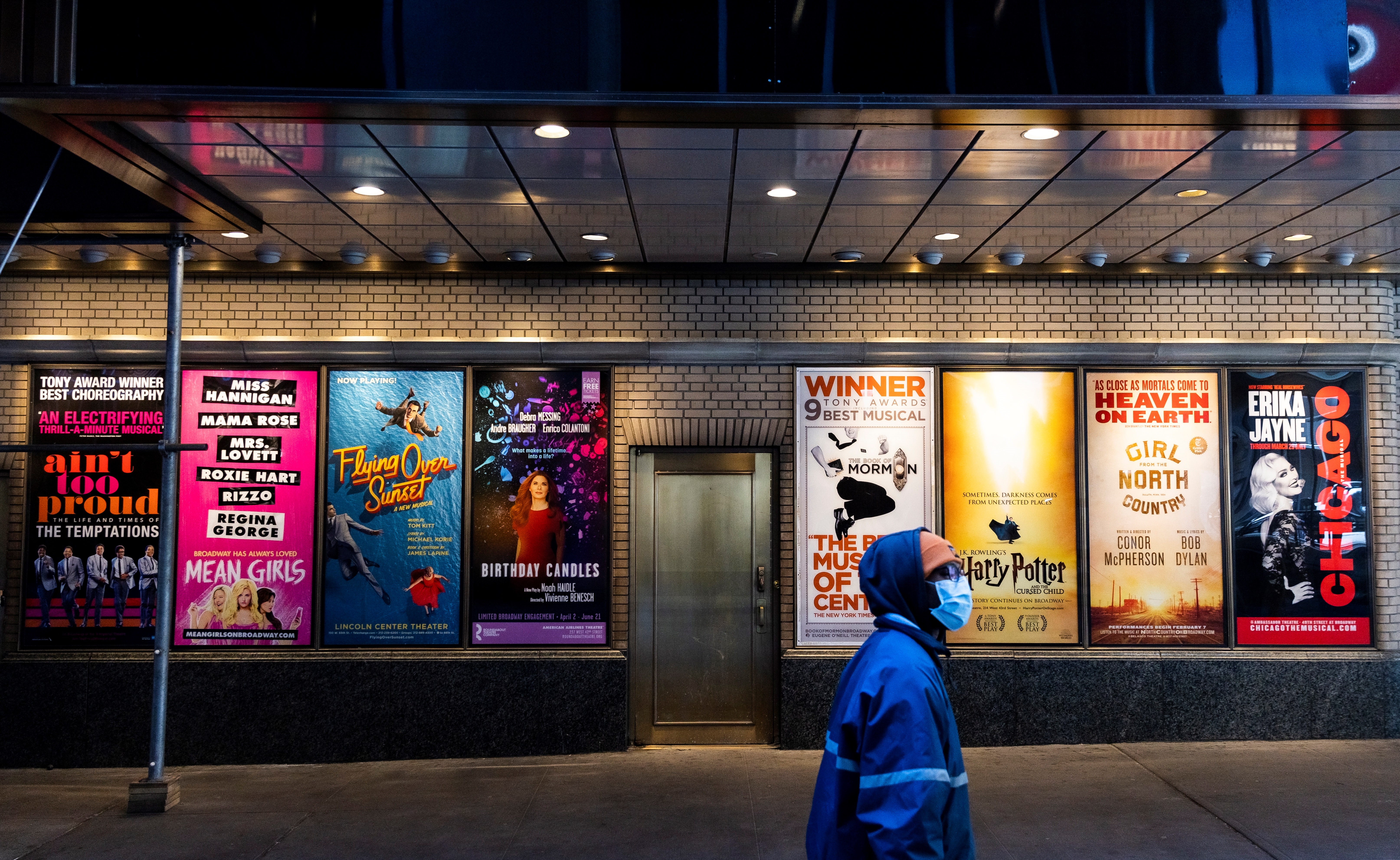 Vista de carteles de shows en teatros de Broadway cerca a Times Square en Nueva York (EFE/Justin Lane/Archivo)