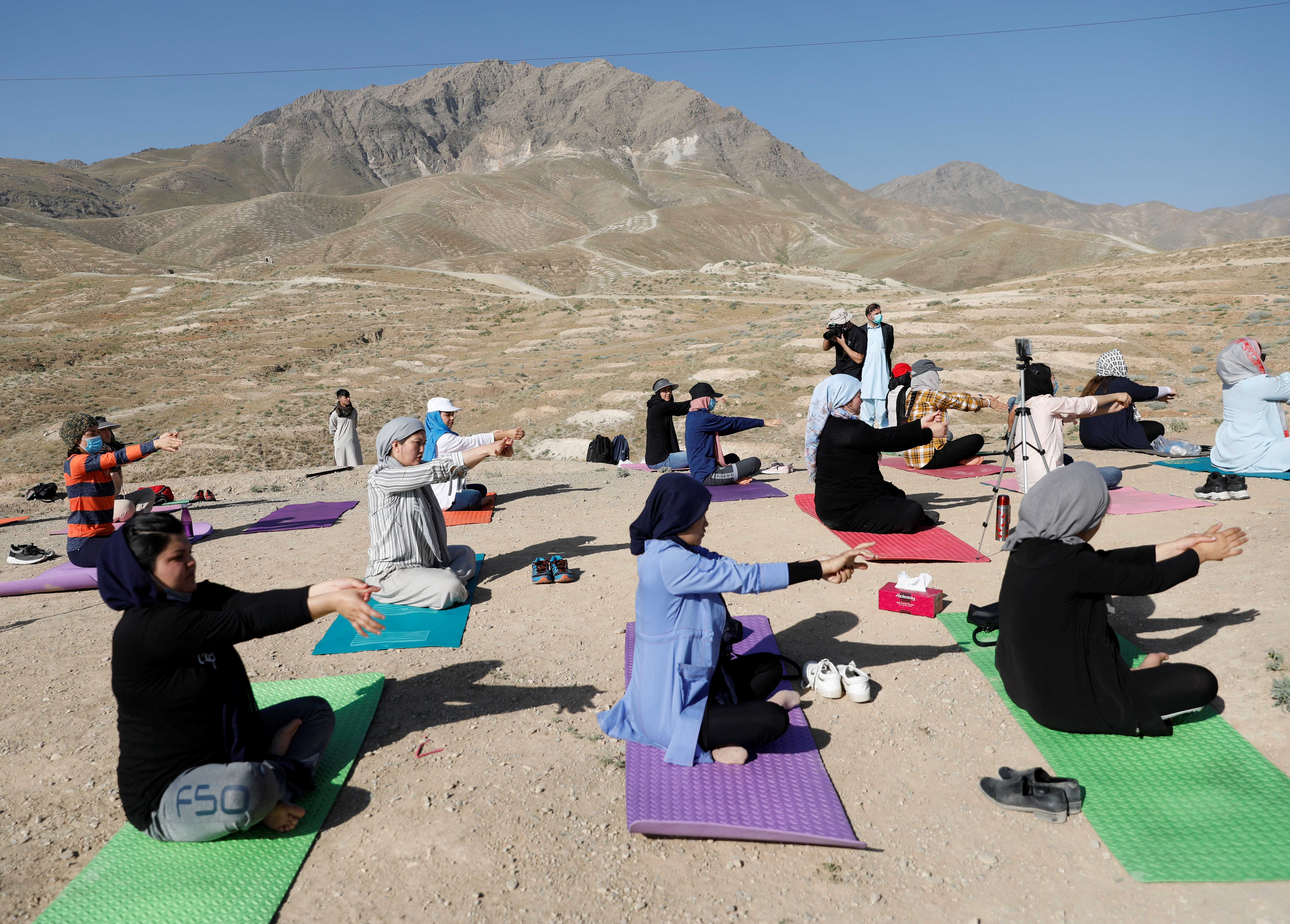 Una clase de yoga para mujeres en las afueras de la capital afgana
