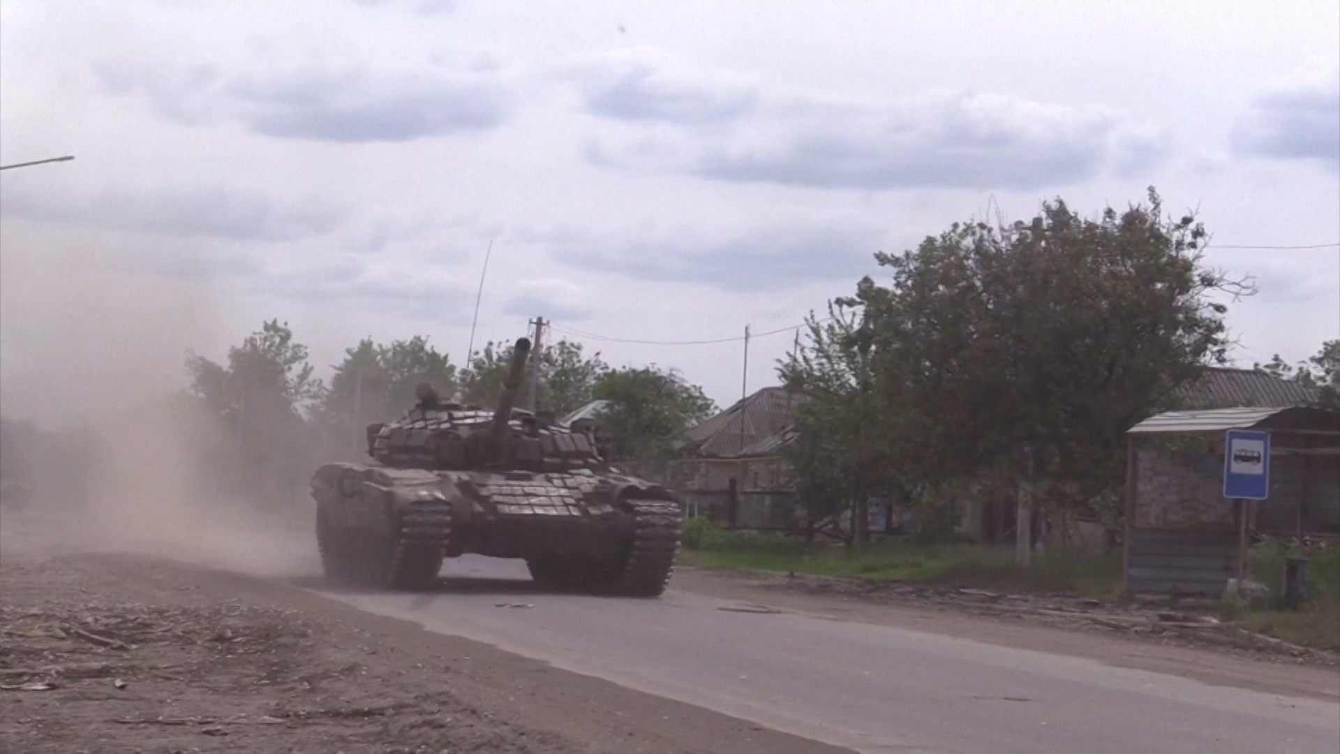 Un tanque ruso entrando a Severodonetsk. En el centro de esta ciudad de 120.000 habitantes se registran combates calle por calle por el control de esta región industrial a orillas del río Dniper. (Reuters)