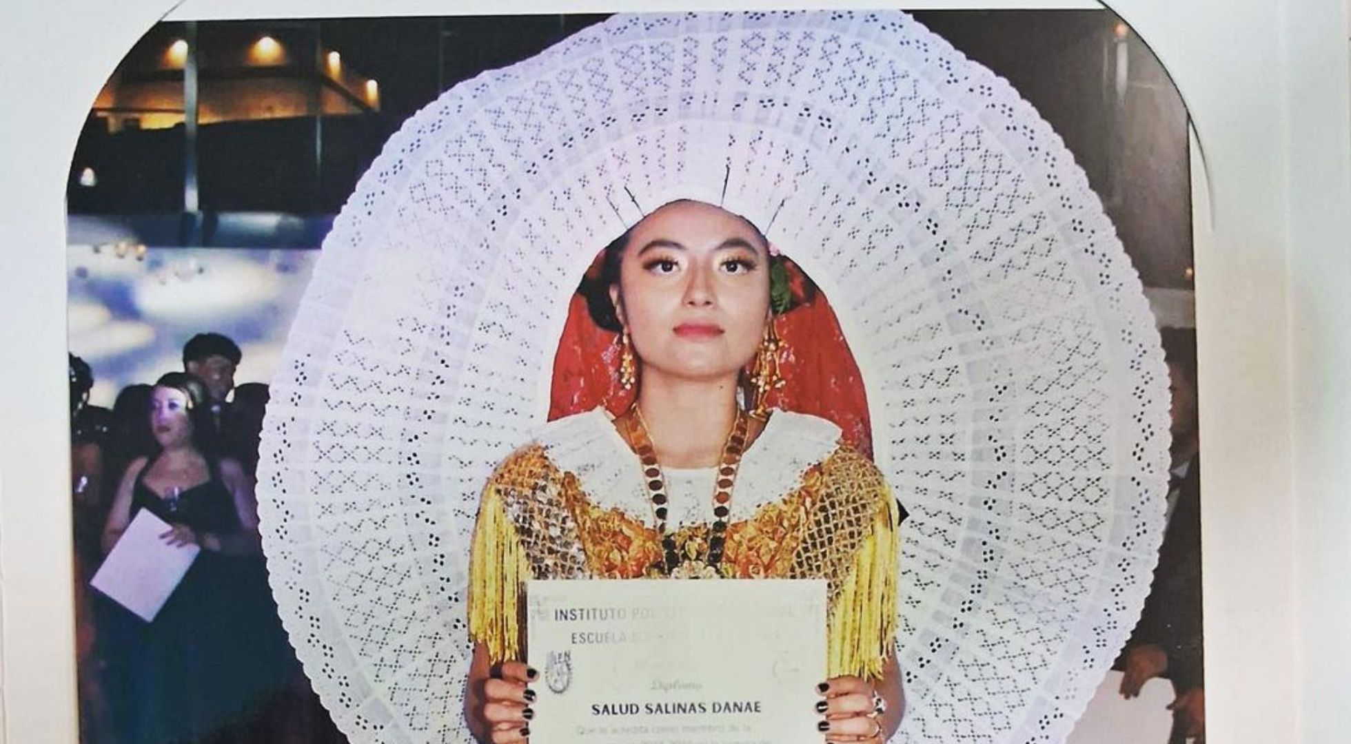 El traje de tehuana de una joven se roba el protagonismo en la graduación del IPN