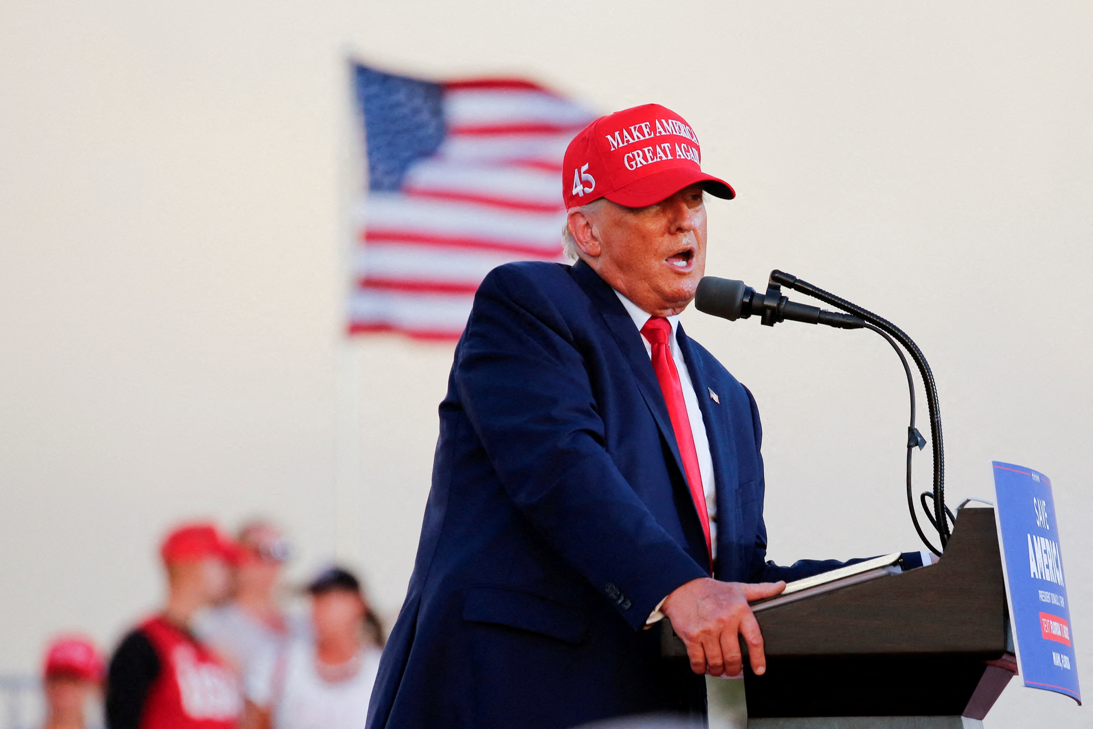 El ex presidente de Estados Unidos, Donald Trump, habla durante un mitin previo a las elecciones intermedias, en Miami, Florida, Estados Unidos, el 6 de noviembre de 2022 (REUTERS/Marco Bello)