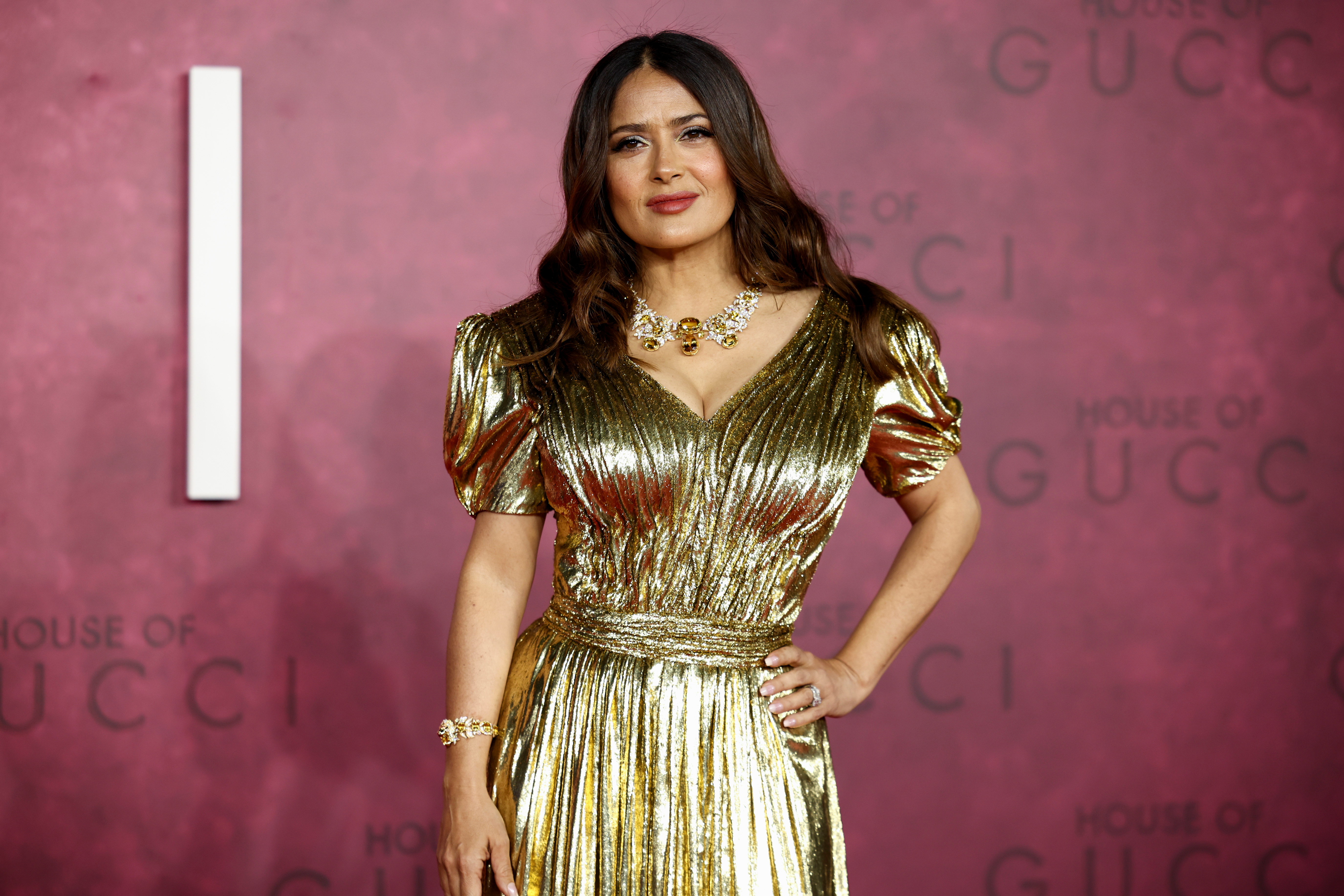 El vestido de 400 mil pesos con el que Salma Hayek deslumbró en la alfombra  roja de “House of Gucci” - Infobae