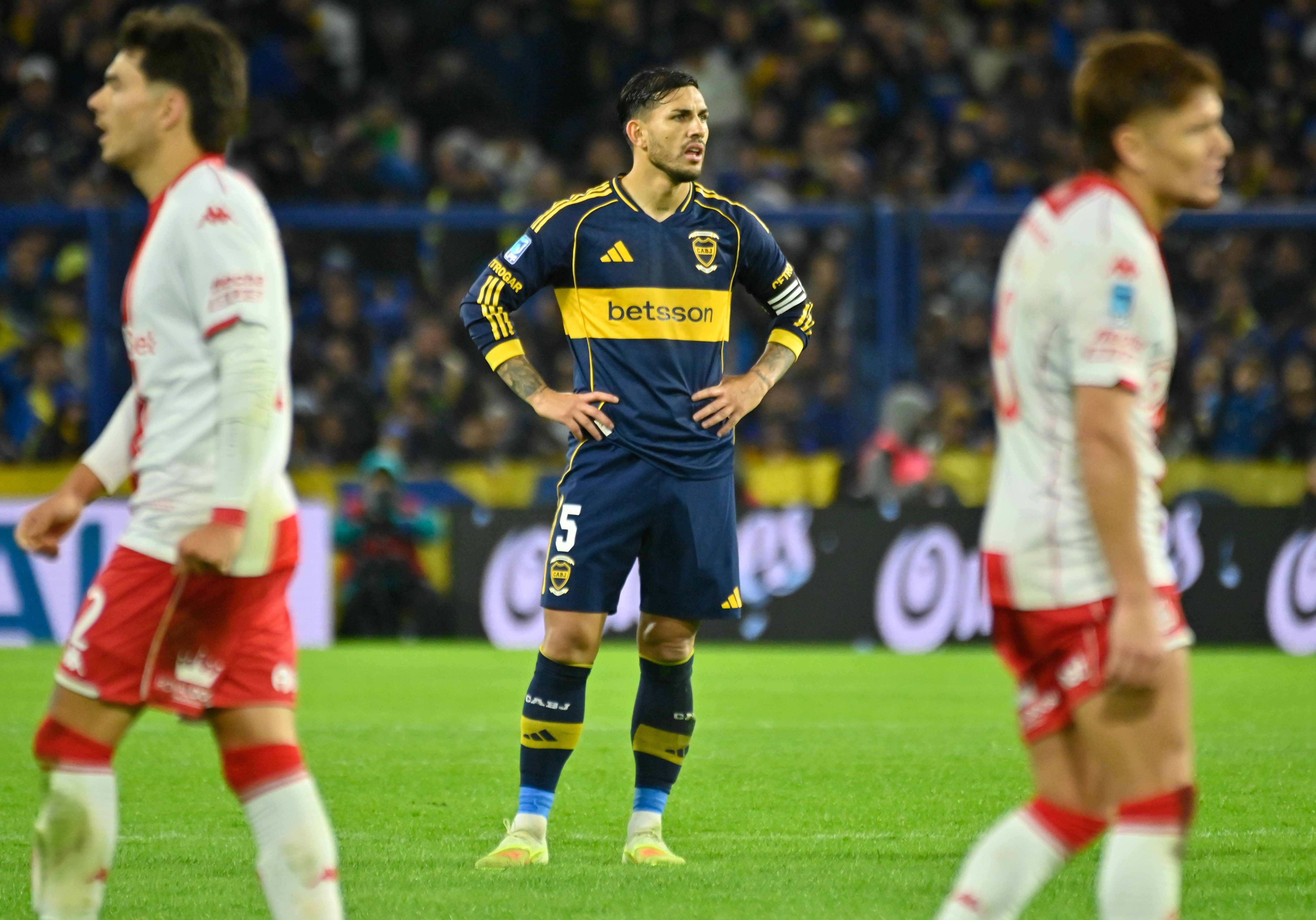 En un partido de pel&iacute;cula, Boca Juniors perdi&oacute; 3-2 ante Hurac&aacute;n y qued&oacute; eliminado en los octavos de final del Torneo Apertura