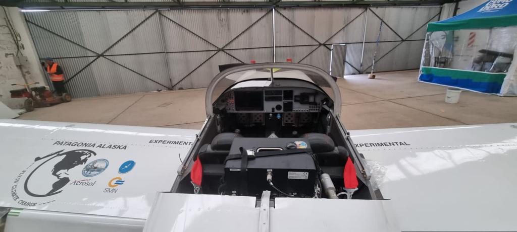 El aparato de medición (AE43 Aethalometer) es compacto, liviano, tiene localizador GPS, recoge y analiza partículas continuamente, y proporcionará datos precisos cada segundo sobre la concentración de carbono negro