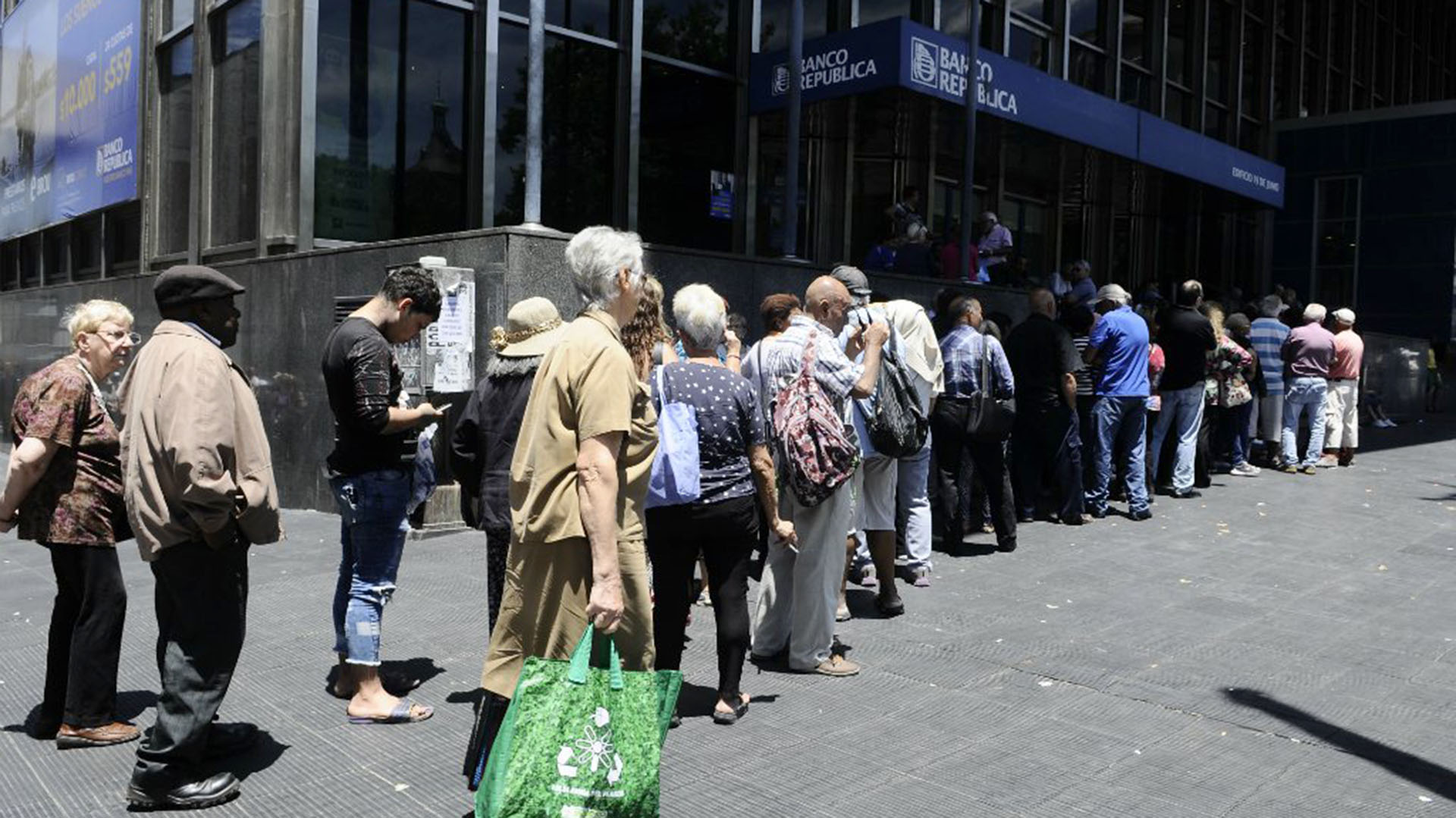 Jubilados hacen fila en Uruguay (@elpaisuy)