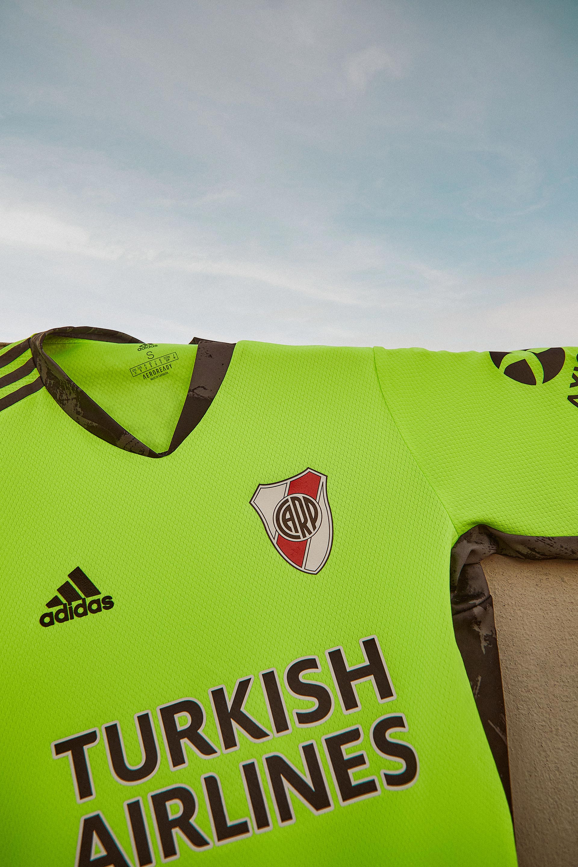Una camiseta para la historia”: sale a la venta el mítico buzo verde de  arquero de Enzo Pérez - Infobae
