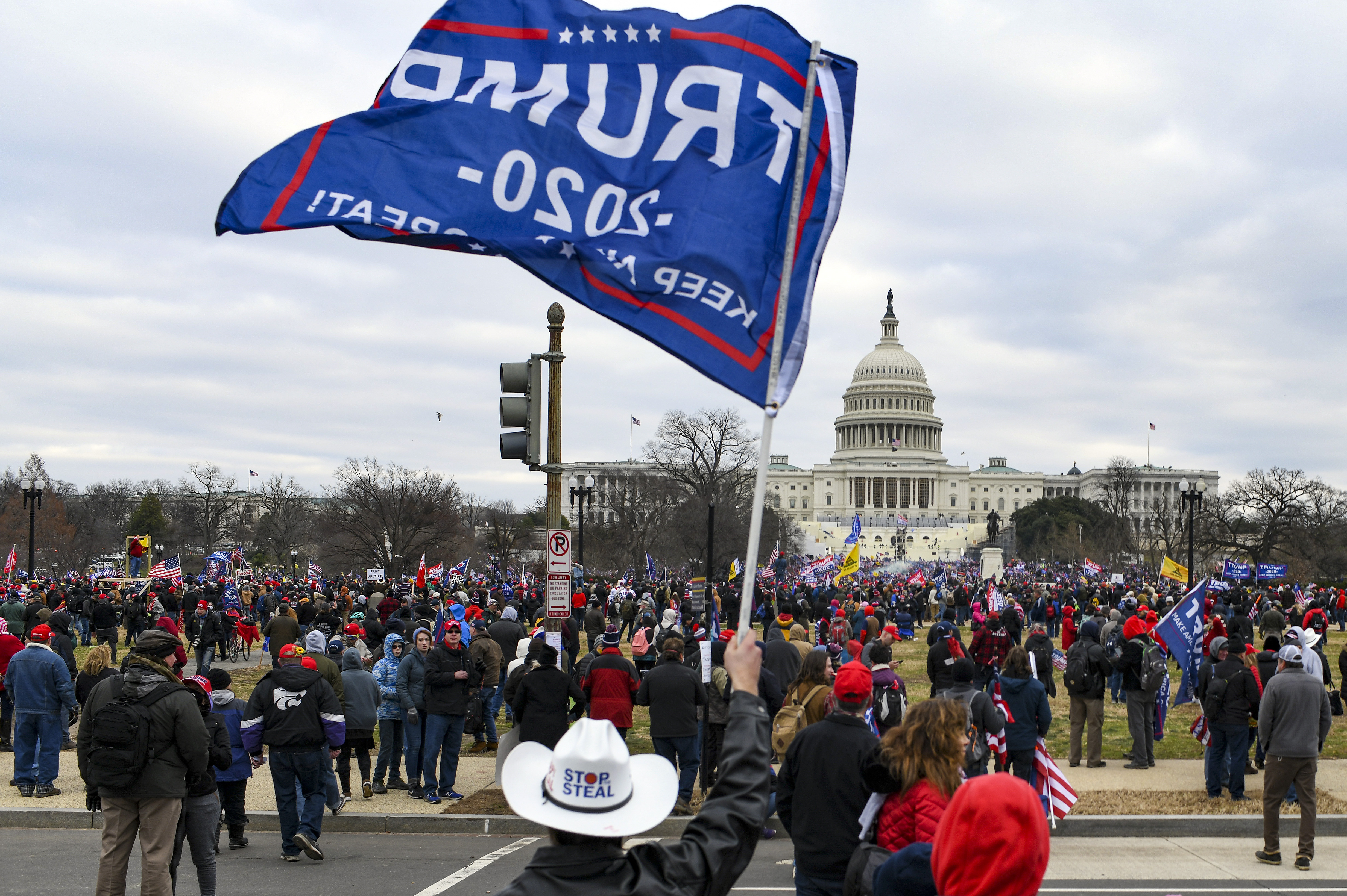 Partidarios del presidente Donald Trump marchan al Capitolio en Washington tras escuchar su discurso en un mitin afuera de la Casa Blanca, el miércoles, el 6 de enero de 2021. (Kenny Holston/The New York Times)