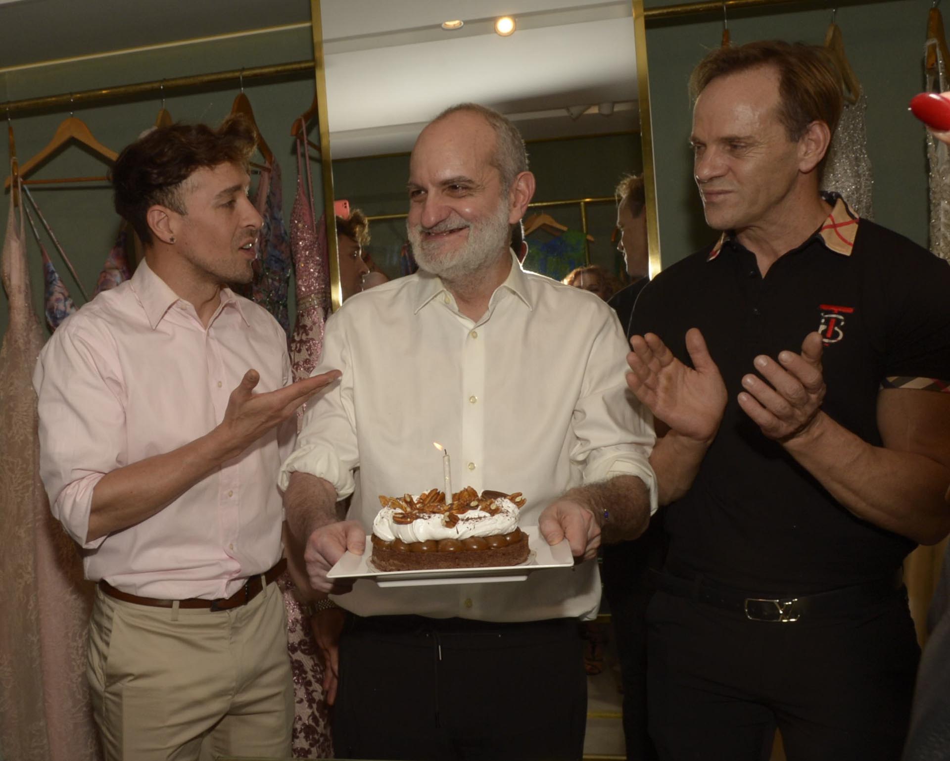 Laurencio Adot festejó su cumpleaños 56 junto a su pareja, el actor Damián Andrés Romero, y su socio, Thiago Pinheiro 