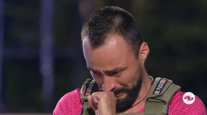 Padre Torvic llora durante su despedida al recordar a su mamá a quien dejó por ir a competencia. Tomada de Canal Caracol en vivo.