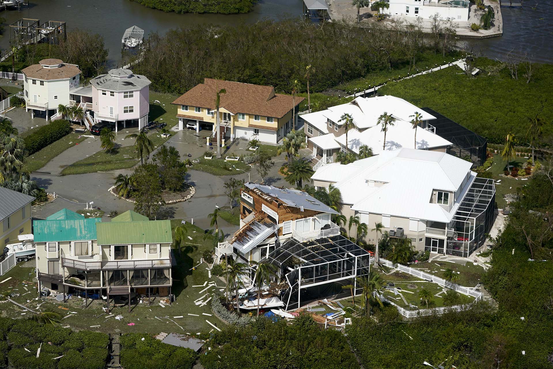 Vista de casas dañadas el jueves 29 de septiembre de 2022, en Fort Myers Beach, Florida, después del huracán Ian.(AP Photo/Wilfredo Lee)