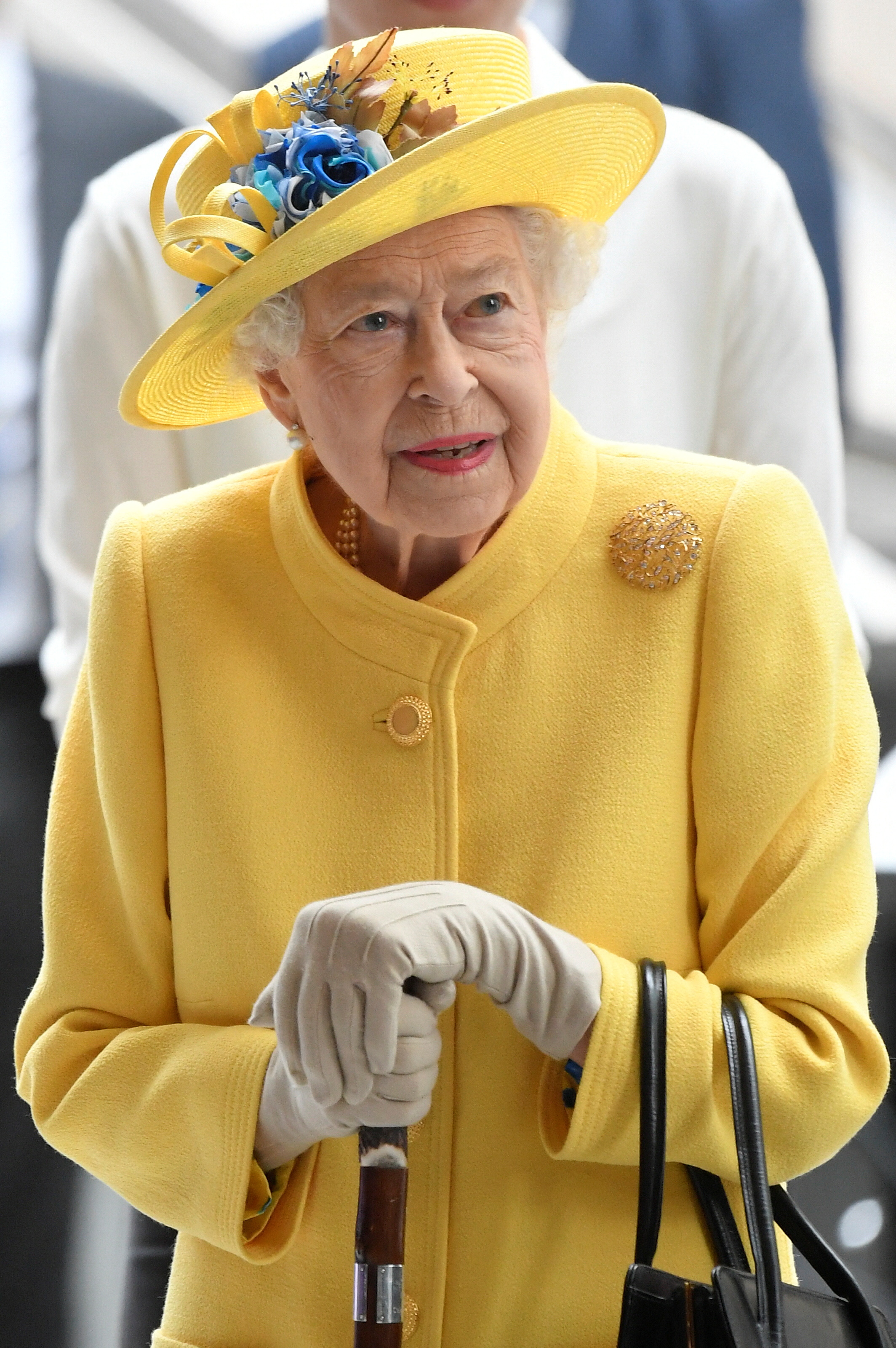 Vestida con un traje amarillo y un sombrero a juego, la reina, de 96 años, apareció sonriente y apoyándose en un bastón (REUTERS/Toby Melville)