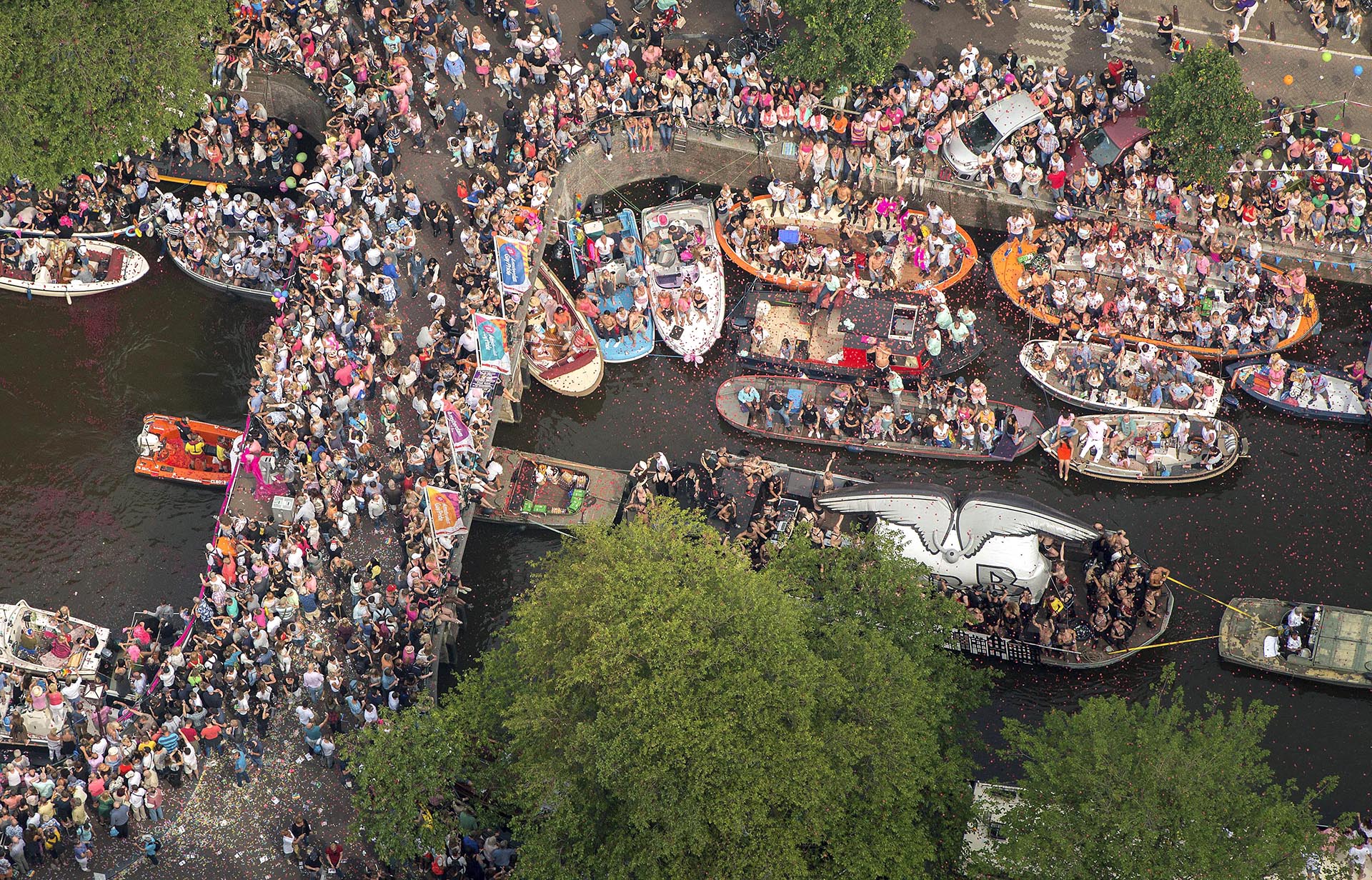 Vista aérea de un canal de Amsterdam durante el desfile del 1 de agosto de 2015