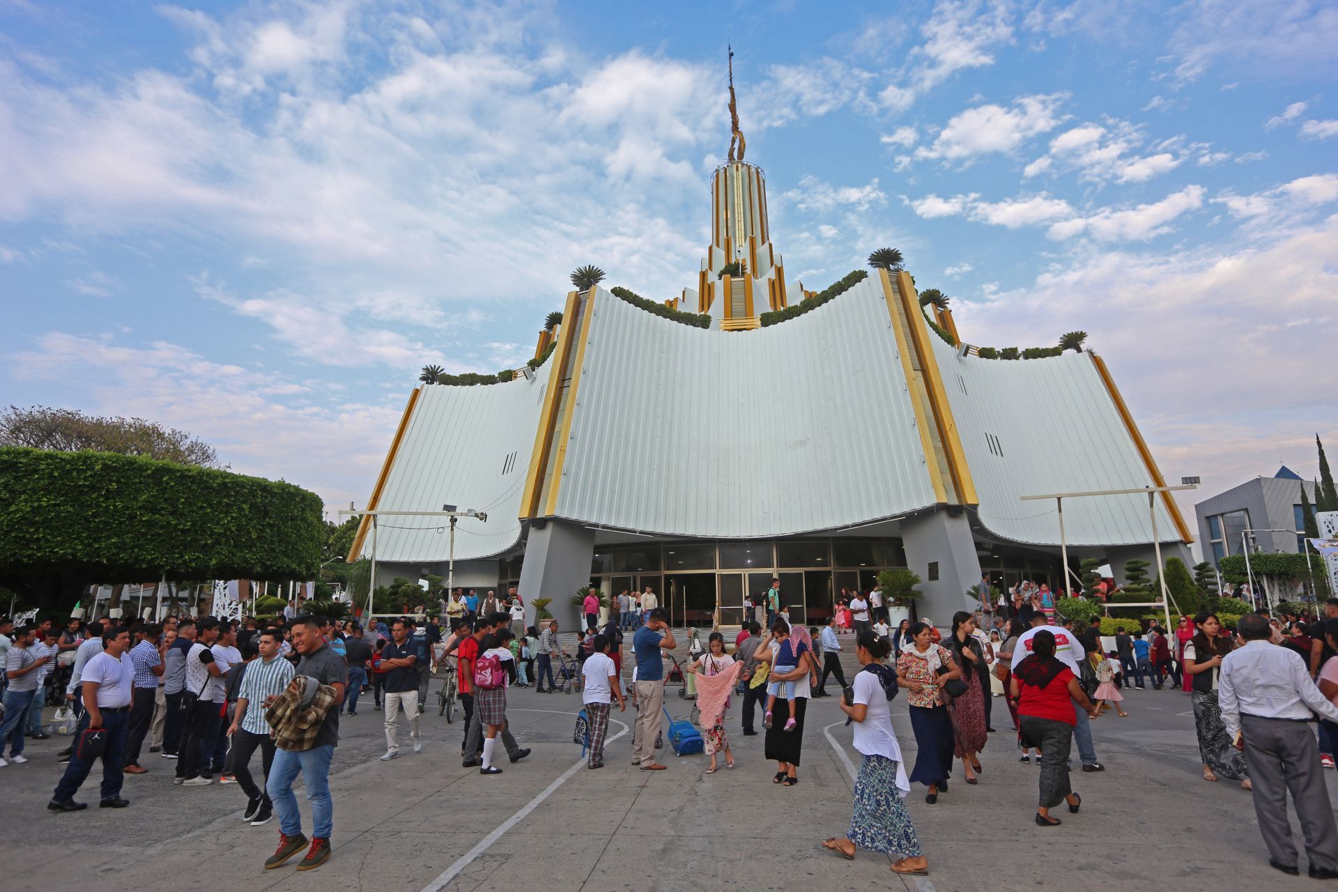 Feligreses de la congregación de la Luz del Mundo (LDM) acuden a la iglesia central ubicada en la colonia Hermosa Provincia, en Guadalajara, Jalisco (Foto: Cuartoscuro)