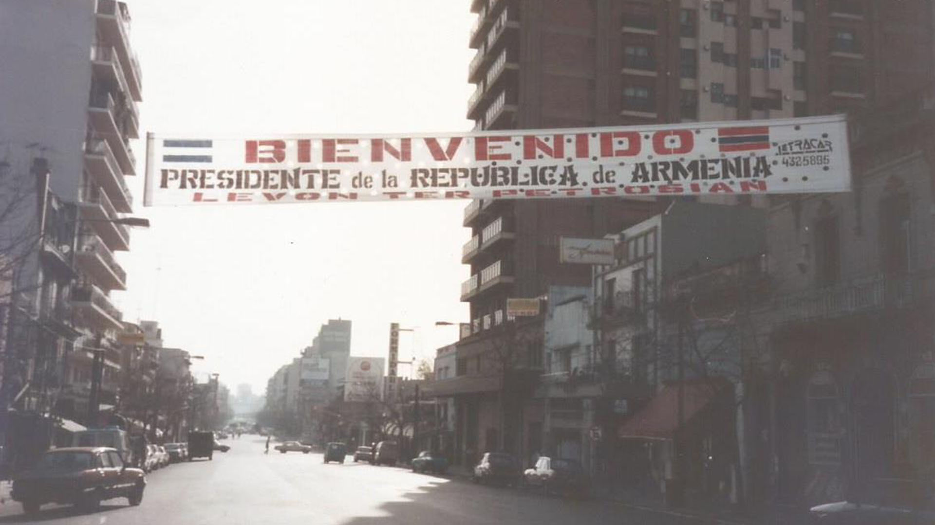 Una pancarta de bienvenida para el presidente armenio Levon Ter-Petrossian durante su visita a Argentina en 1992