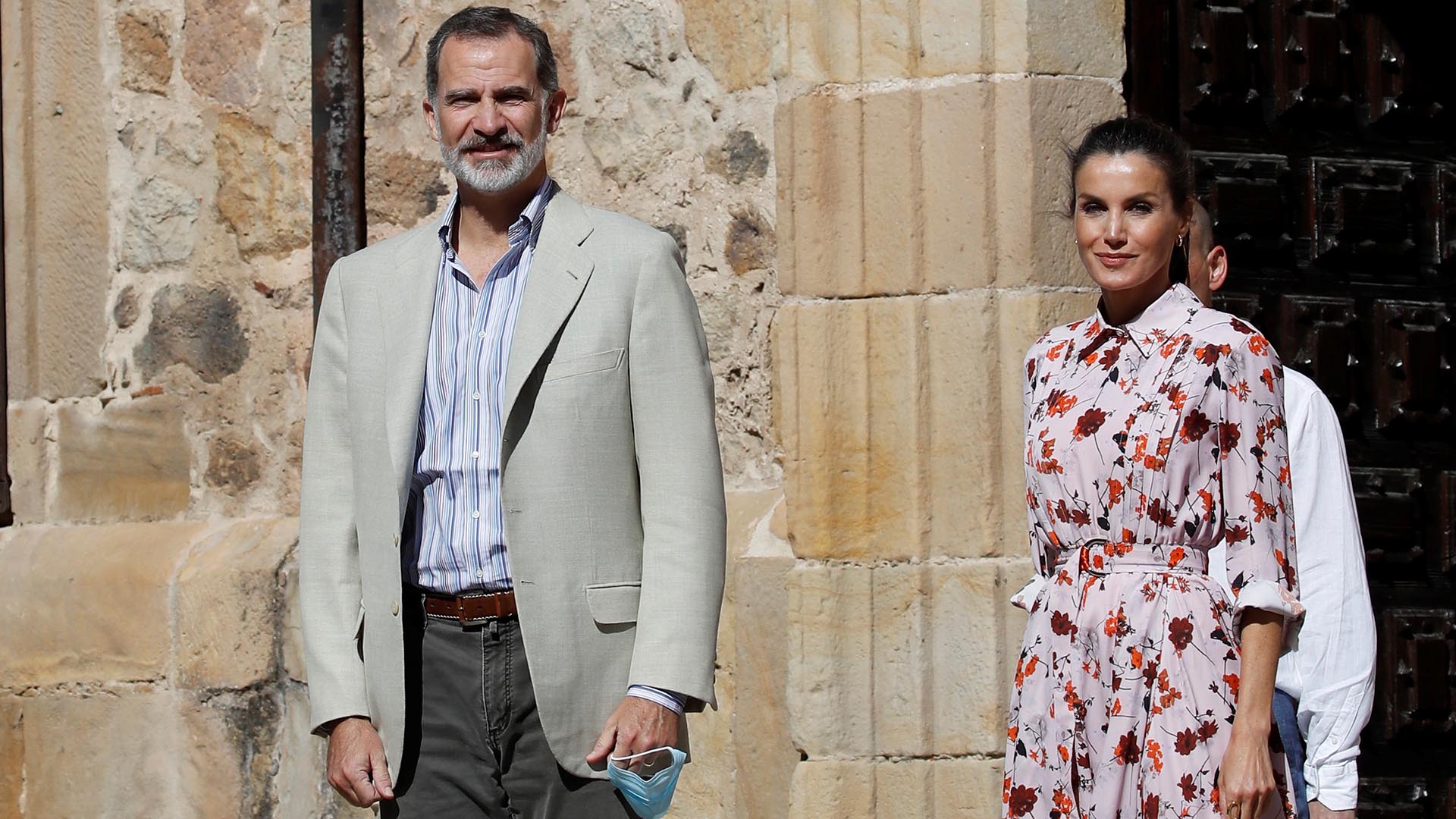 Los monarcas a su llegada al Colegio Tierra de Pinares en Vinuesa, Soria, donde se interesaron por la situación de los adultos mayores y la despoblación en el contexto de la actual pandemia