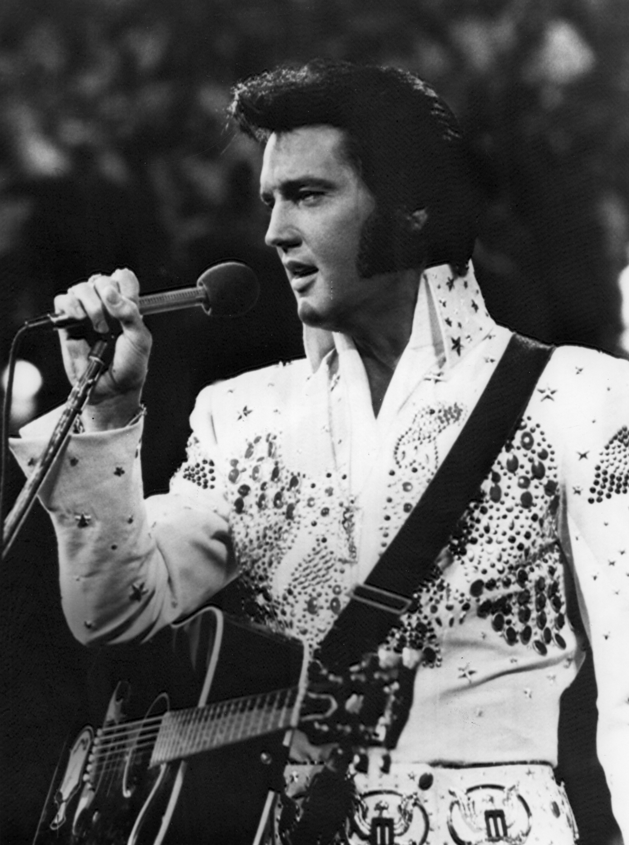El famoso cantante norteamericano Elvis Presley, quien durante varias décadas fue considerado ""El rey del rock and roll"". En la imagen, en una de sus actuaciones. EFE/Archivo
