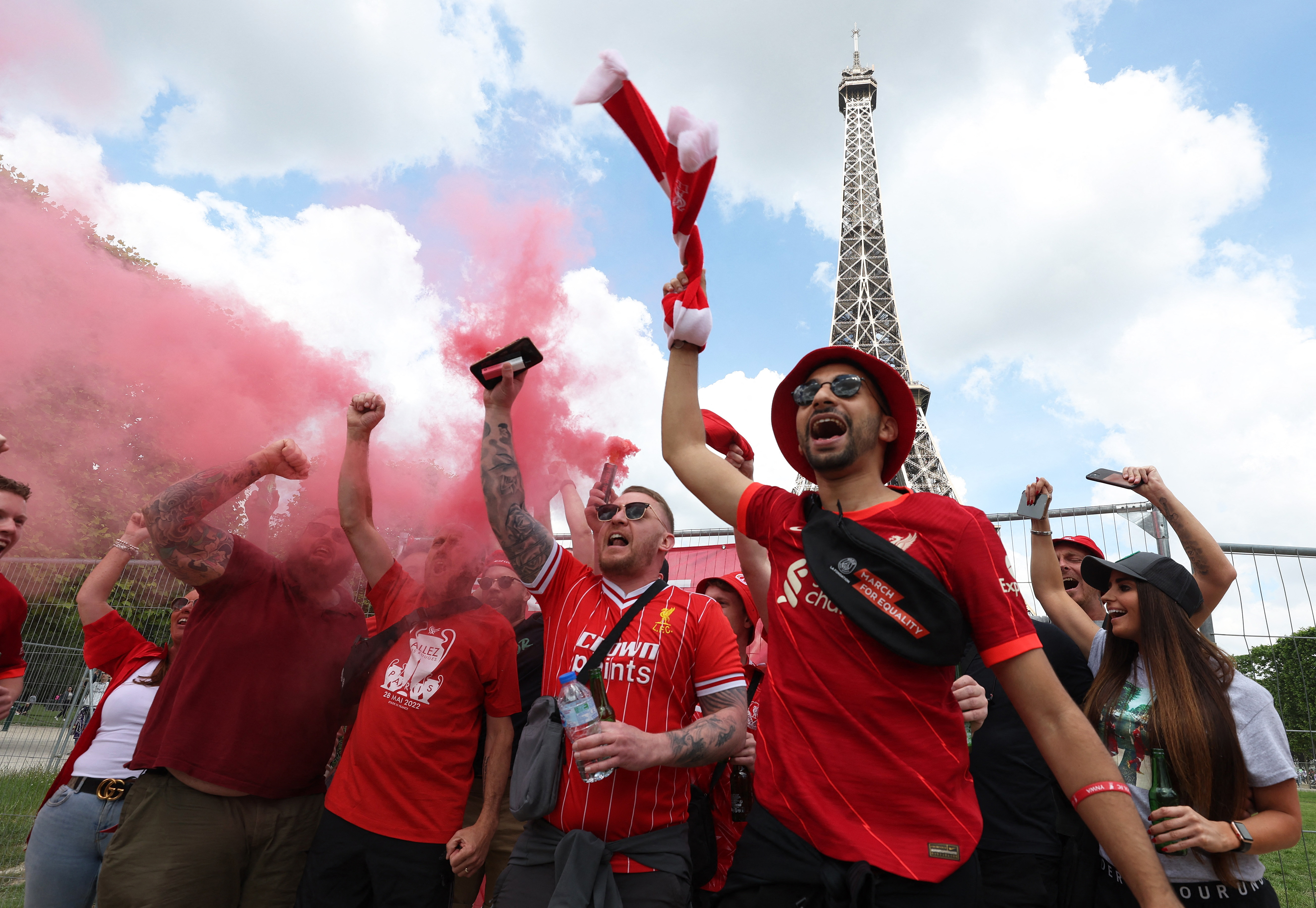 Fans del Liverpool en la Torre Eiffel. El equipo inglés es favorito según las casas de apuestas del Reino Unido (REUTERS/Lee Smith)